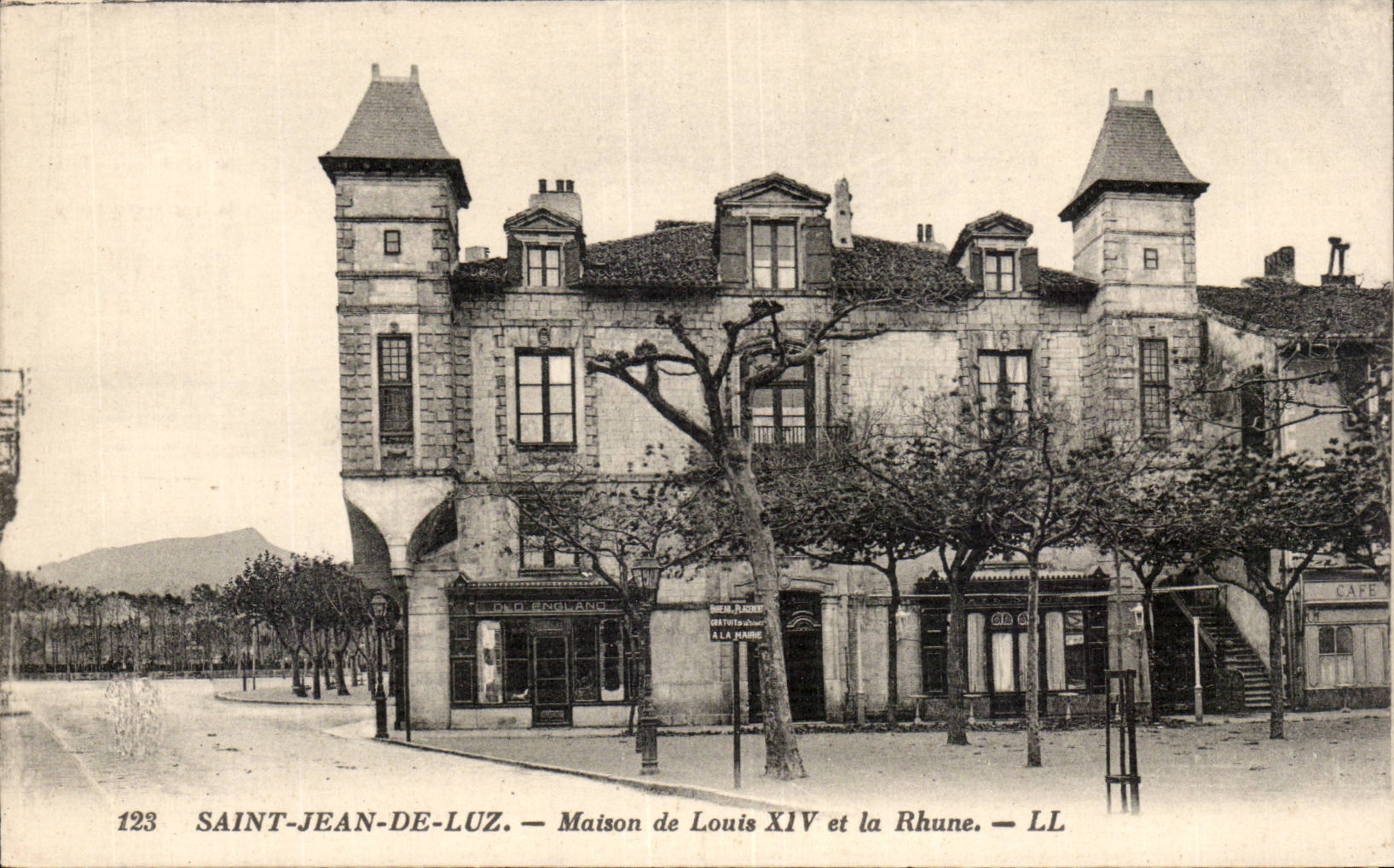 CPA St Jean de Luz Maison de Louis XIV et la Rhune