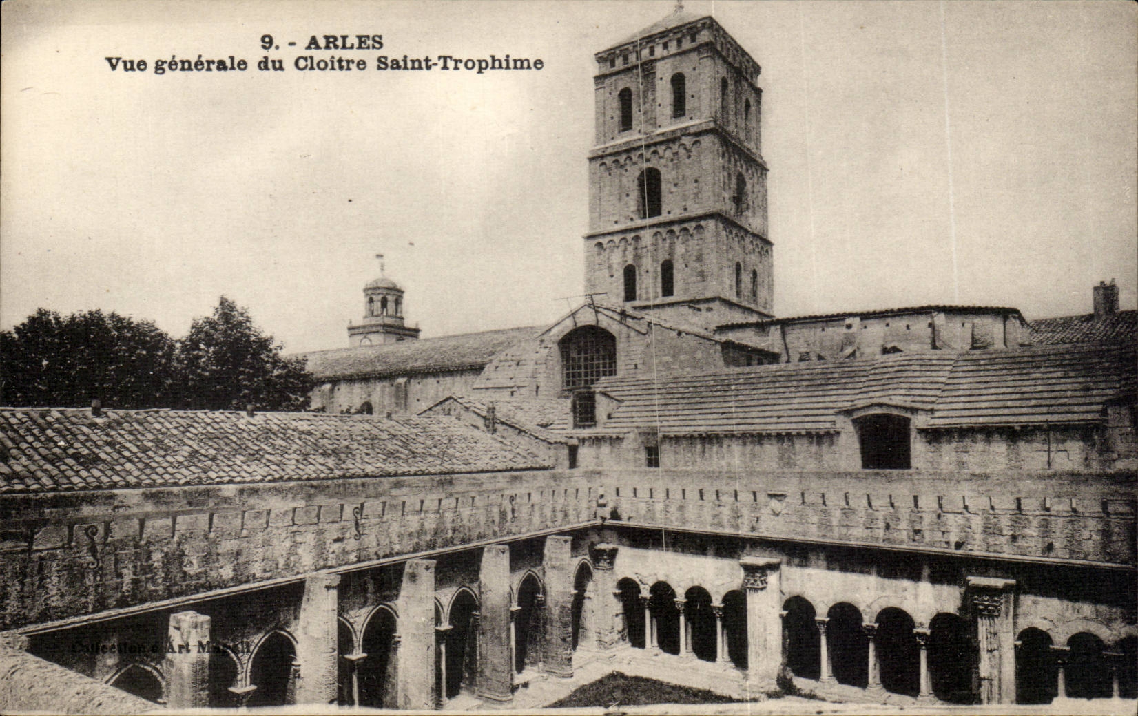CPA Arles View of the cloister Saint Trophime