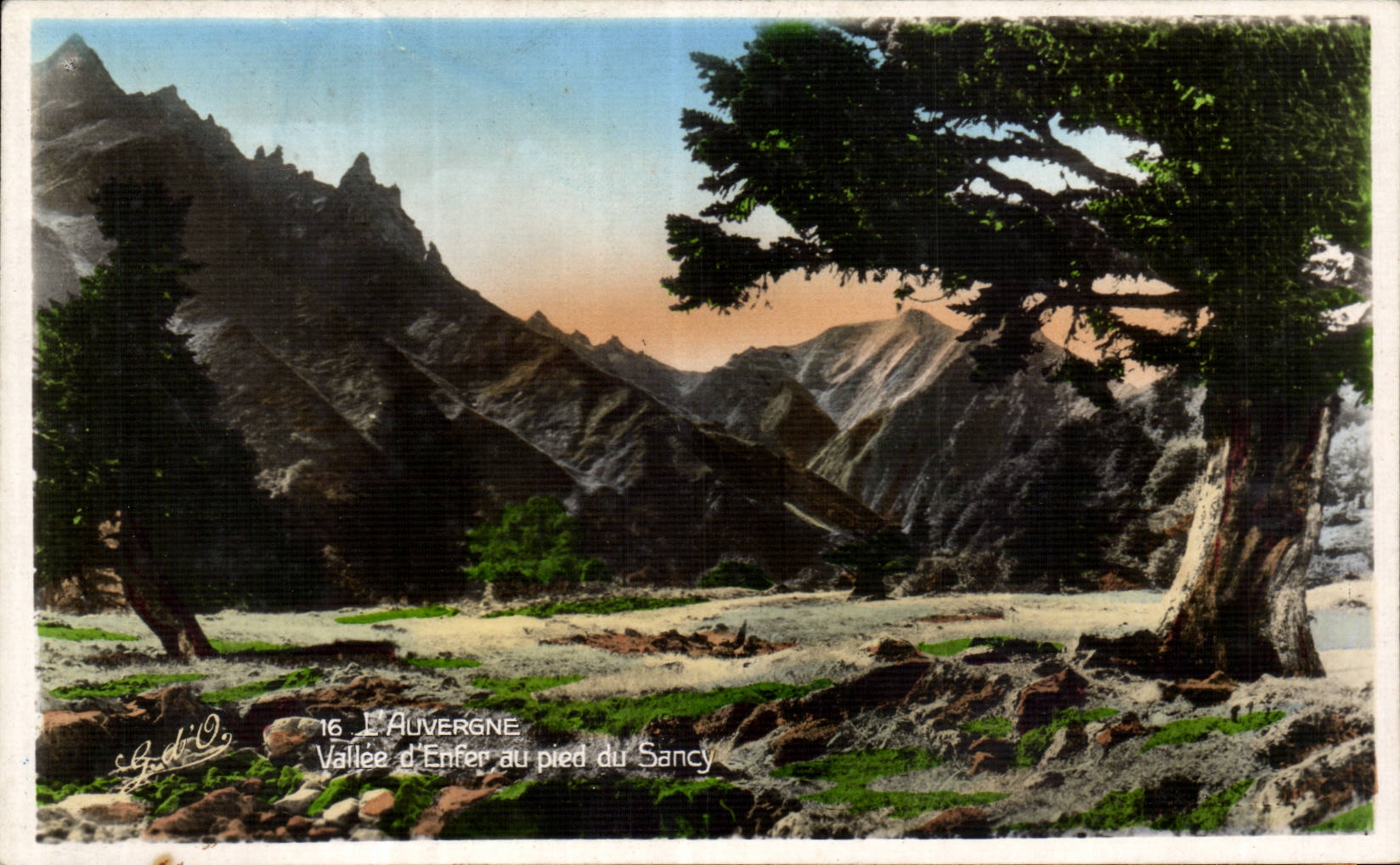 CPA Auvergne Valley of hell to the foot of Sancy
