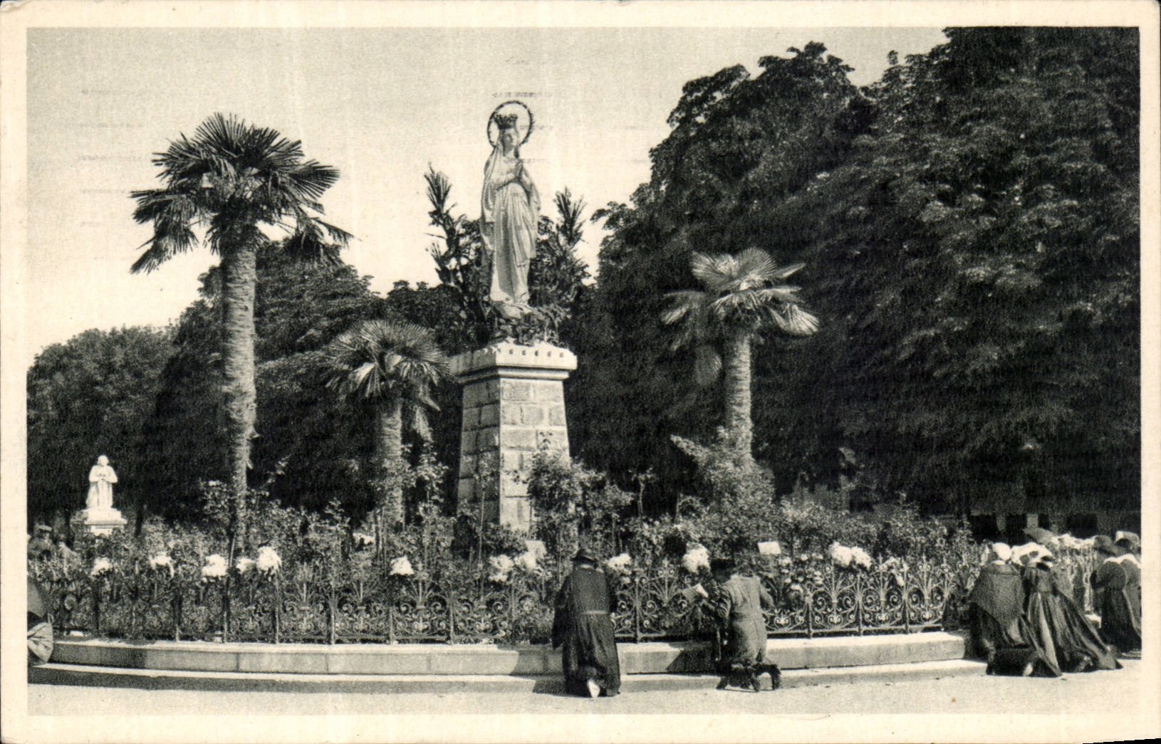 CPA Lourdes the virgin couronnee