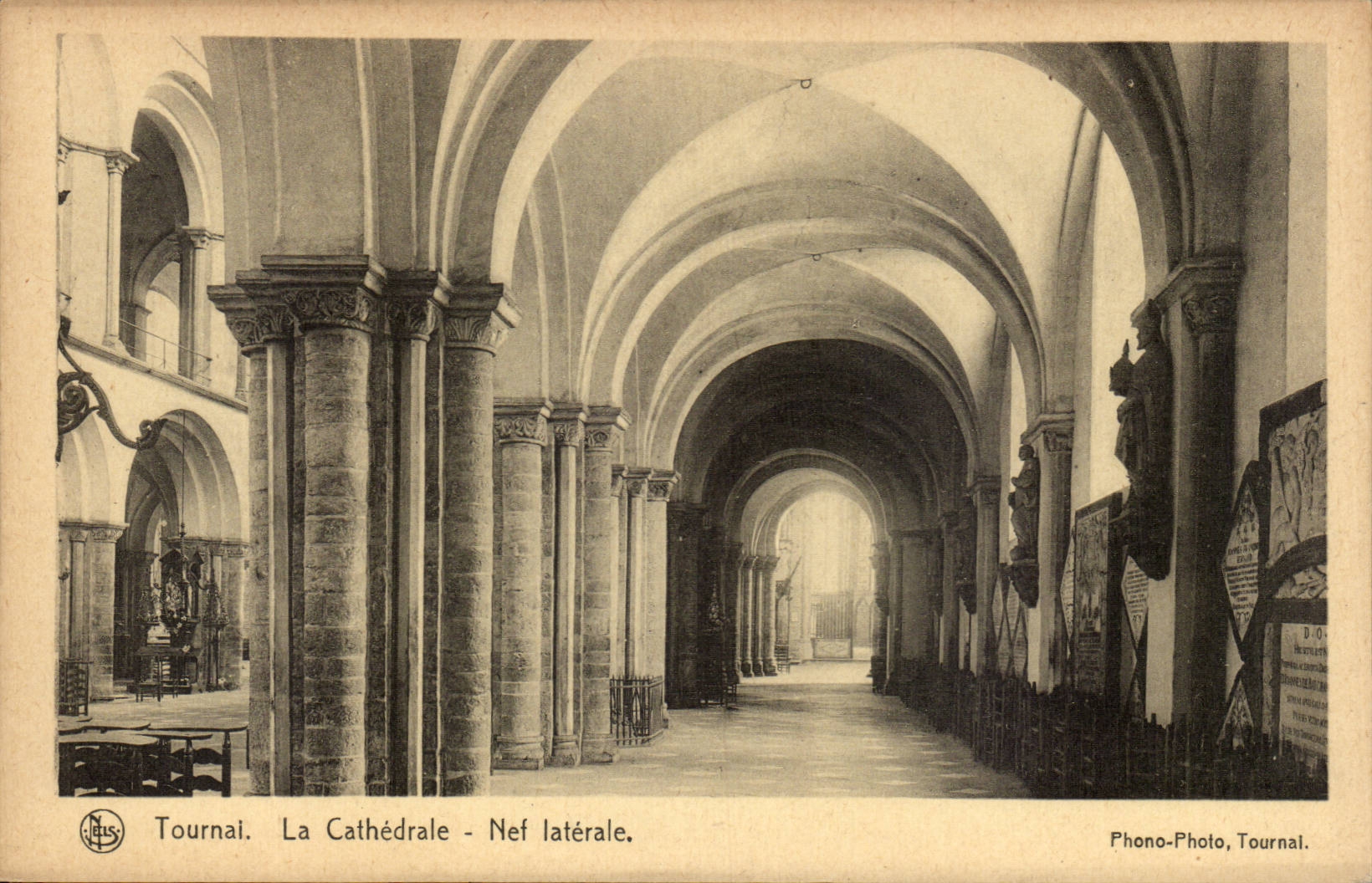 CPA Belgique Tournai La cathedrale Nef laterale