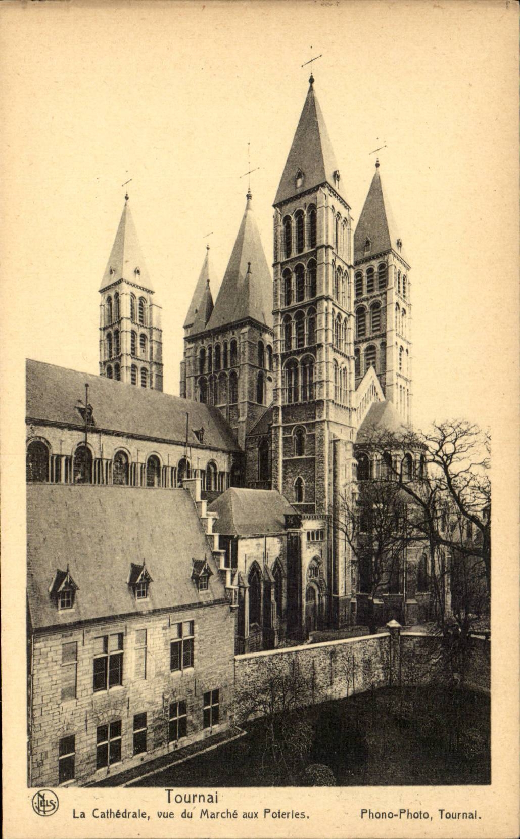 CPA Belgique Tournai La cathedrale vue du marche aux poteries
