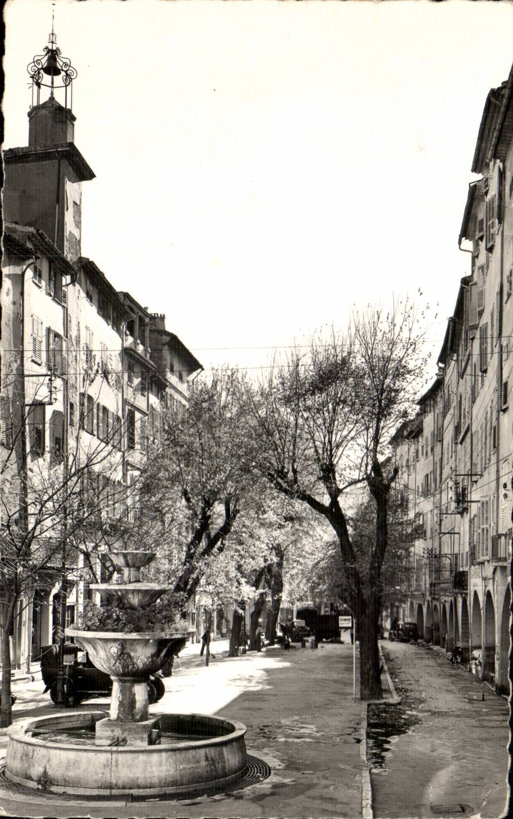 Fetthaltiges CPSM der Platz mit den Oberflachen und dem alten Brunnen