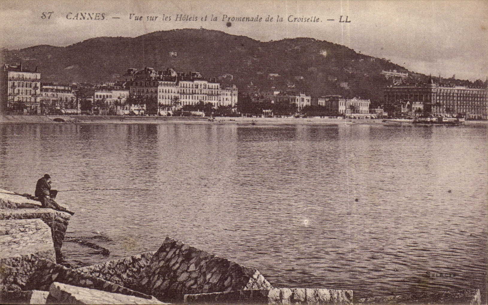 CPA Cannes Seen on the hotels and the walk of the small cross