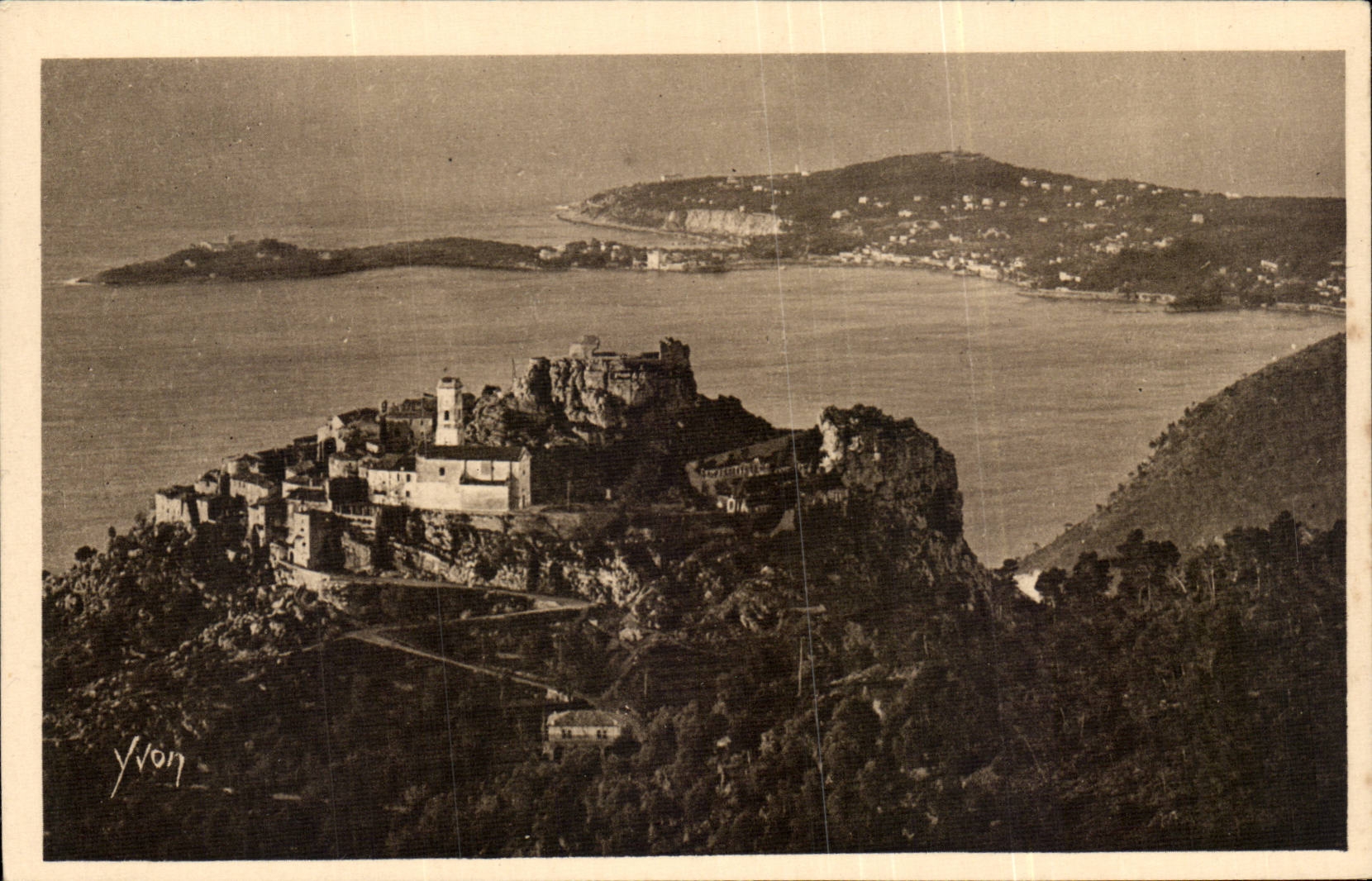 CPA Eze Ansicht des Dorfs das von der Strasse des grossen Gesimses von Nizza genommen wird hat Menton