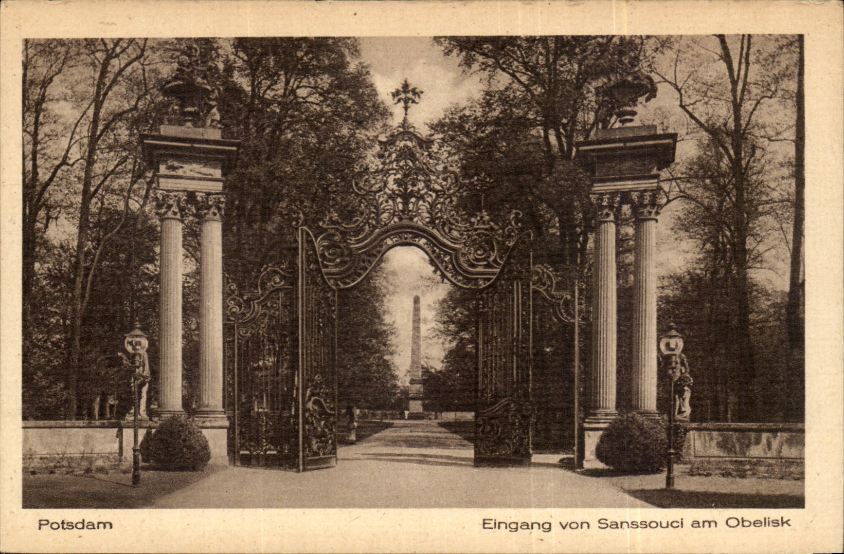 CPA Postdam Eingang von Sanssouci amndt obelisk