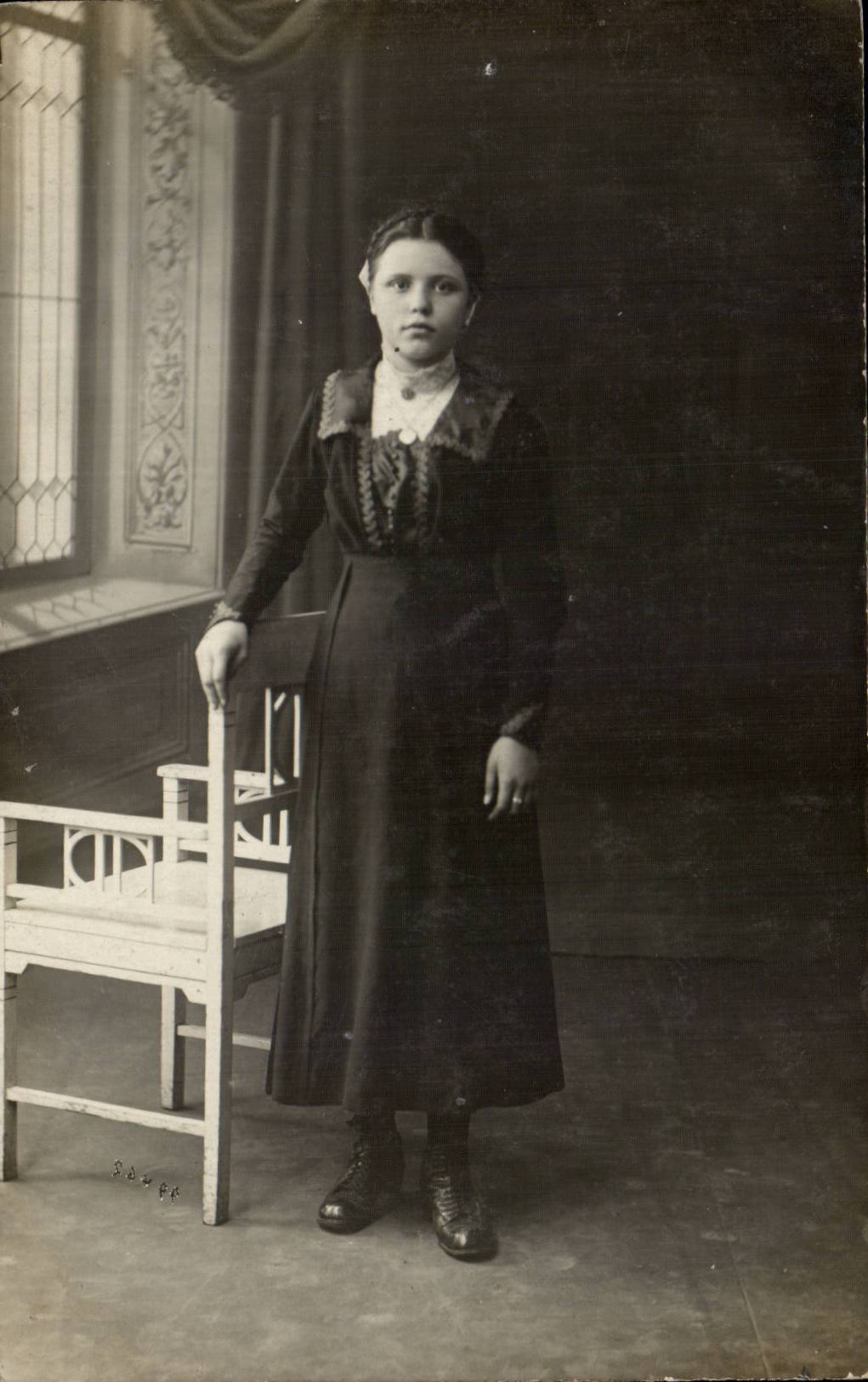 CPA Folklore Costume Woman