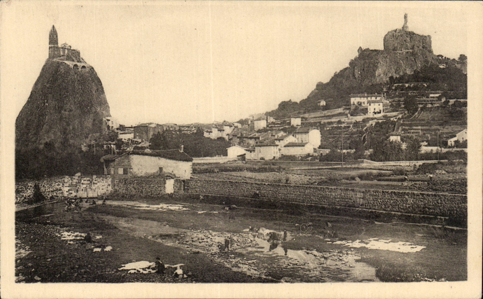 CPA Le Puy vue sur Aiguilhe et le rocher Corneille