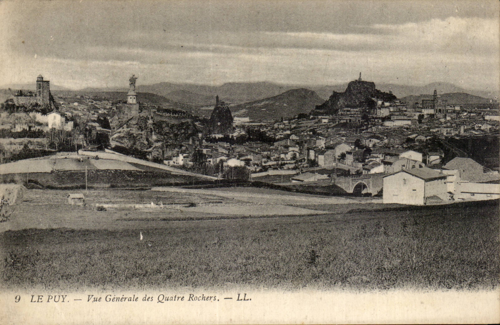 CPA Le Puy Vue generale des quatre rochers 