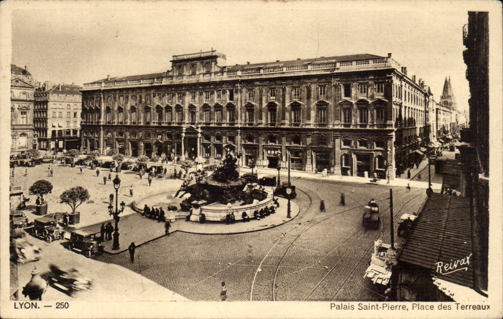 Lyon CPA Palais Saint Pierre Places Composts