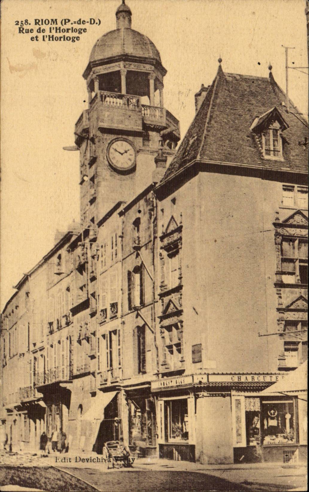 CPA Riom Rue de l'horloge et l'horloge