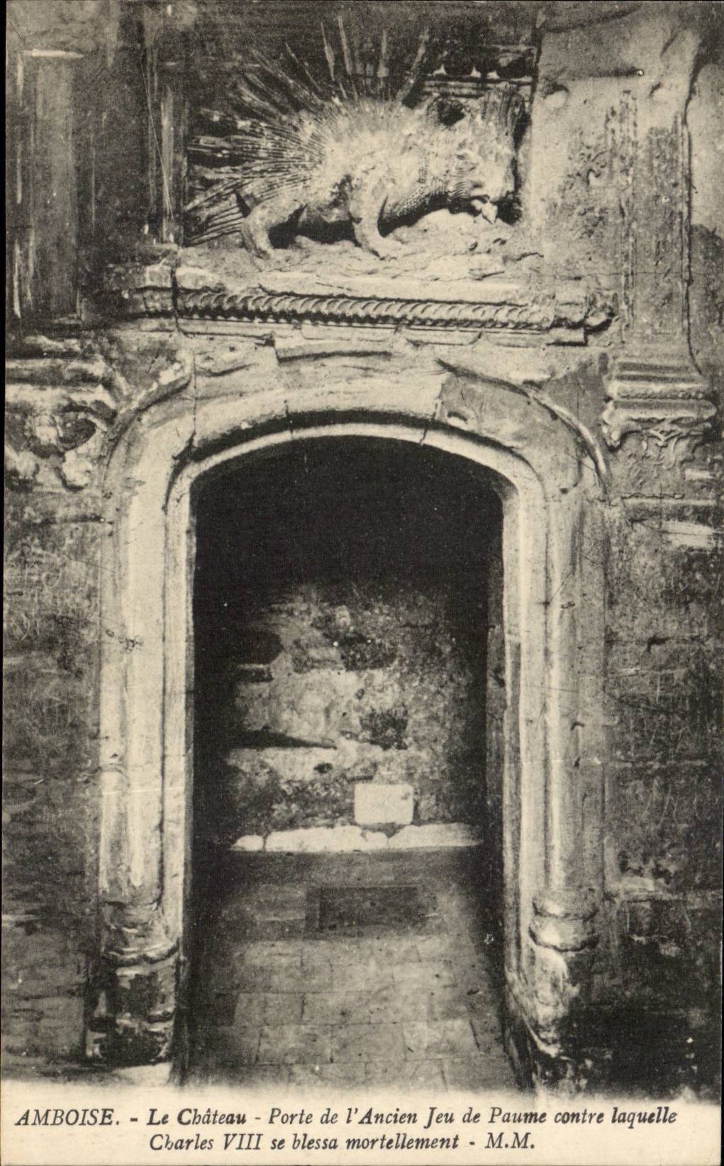 Amboise CPA Le chateau Porte de l'ancien jeu de Paume contre laquelle Charles VIII se blessa mortellement