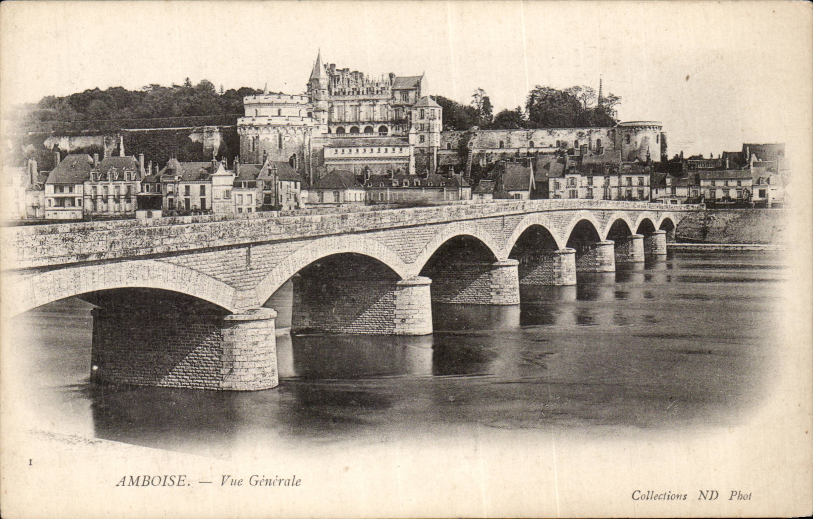 Amboise CPA Le chateau Vue generale