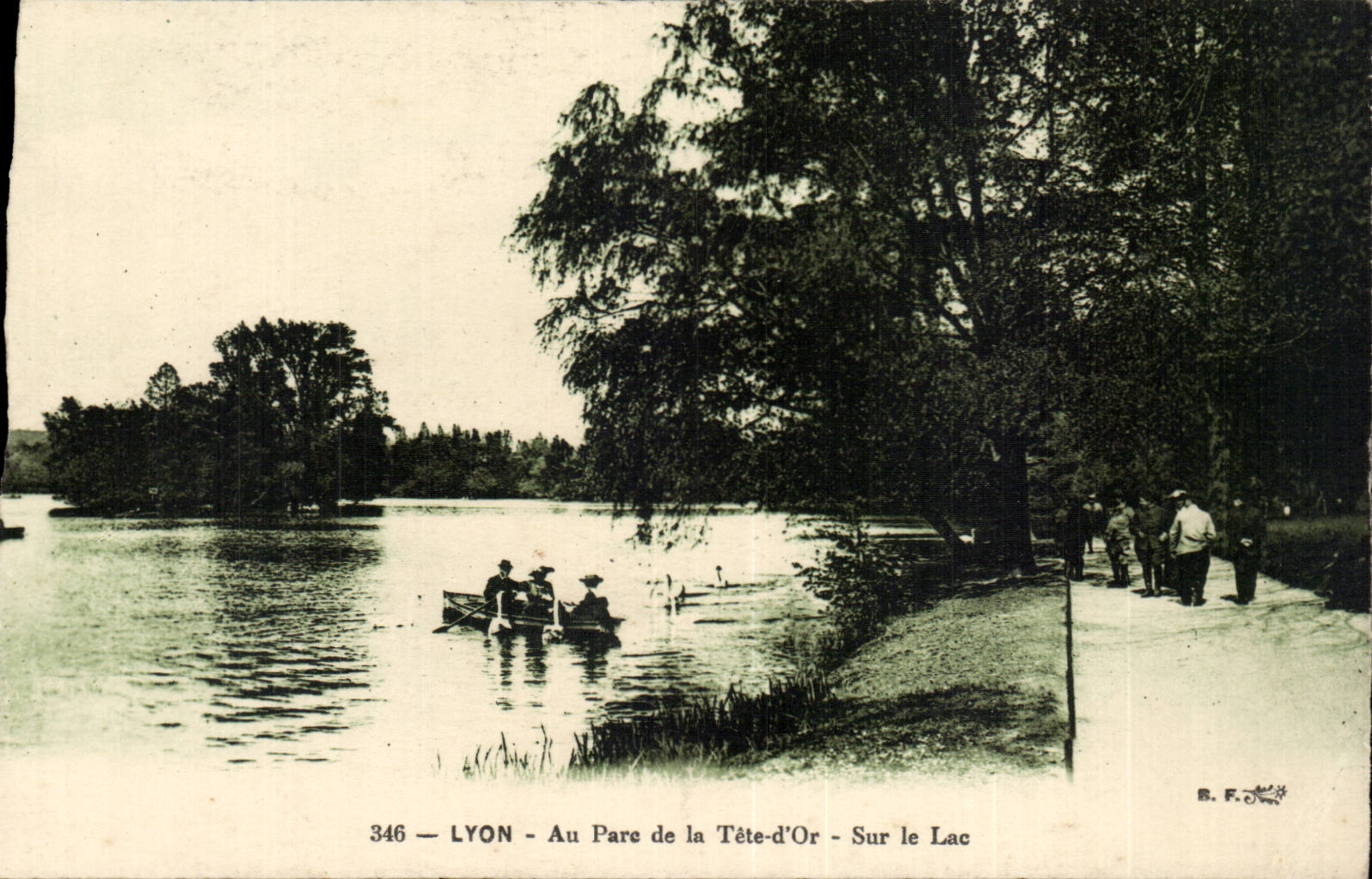 CPA Lyon With the park of the gold head On the lake