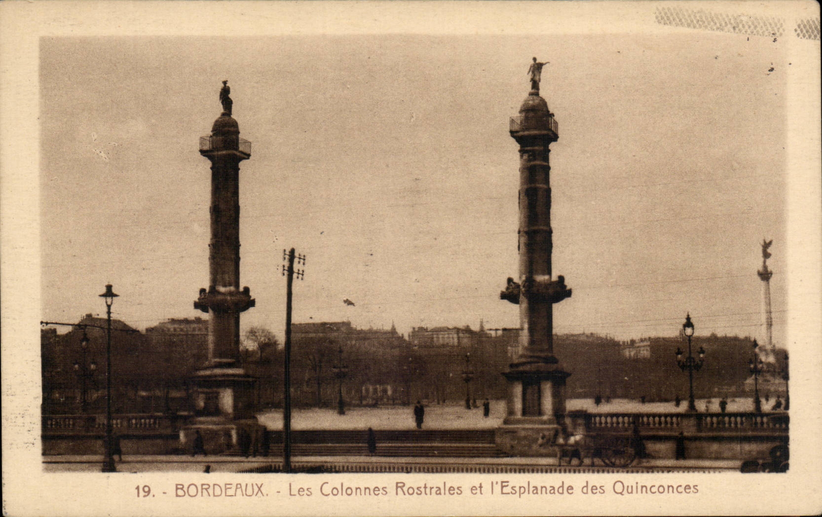 CPA Bordeaux the columns rostrales and the esplanade of the Quincunxes