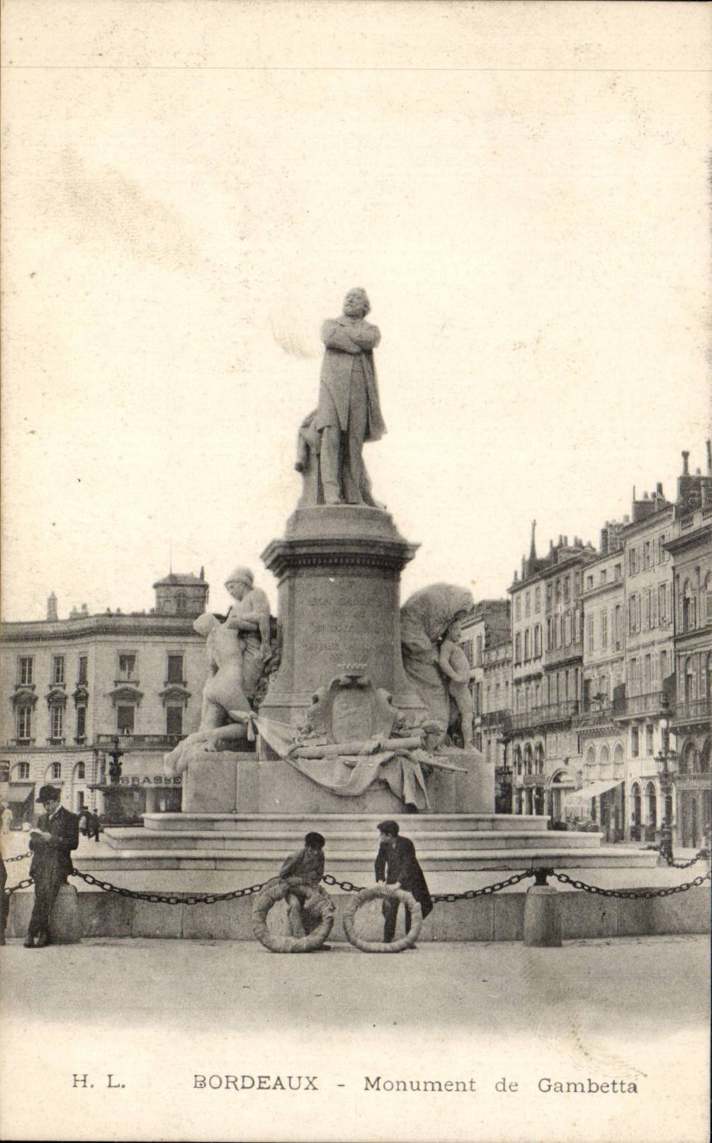 CPA Bordeaux Monument of Gambetta