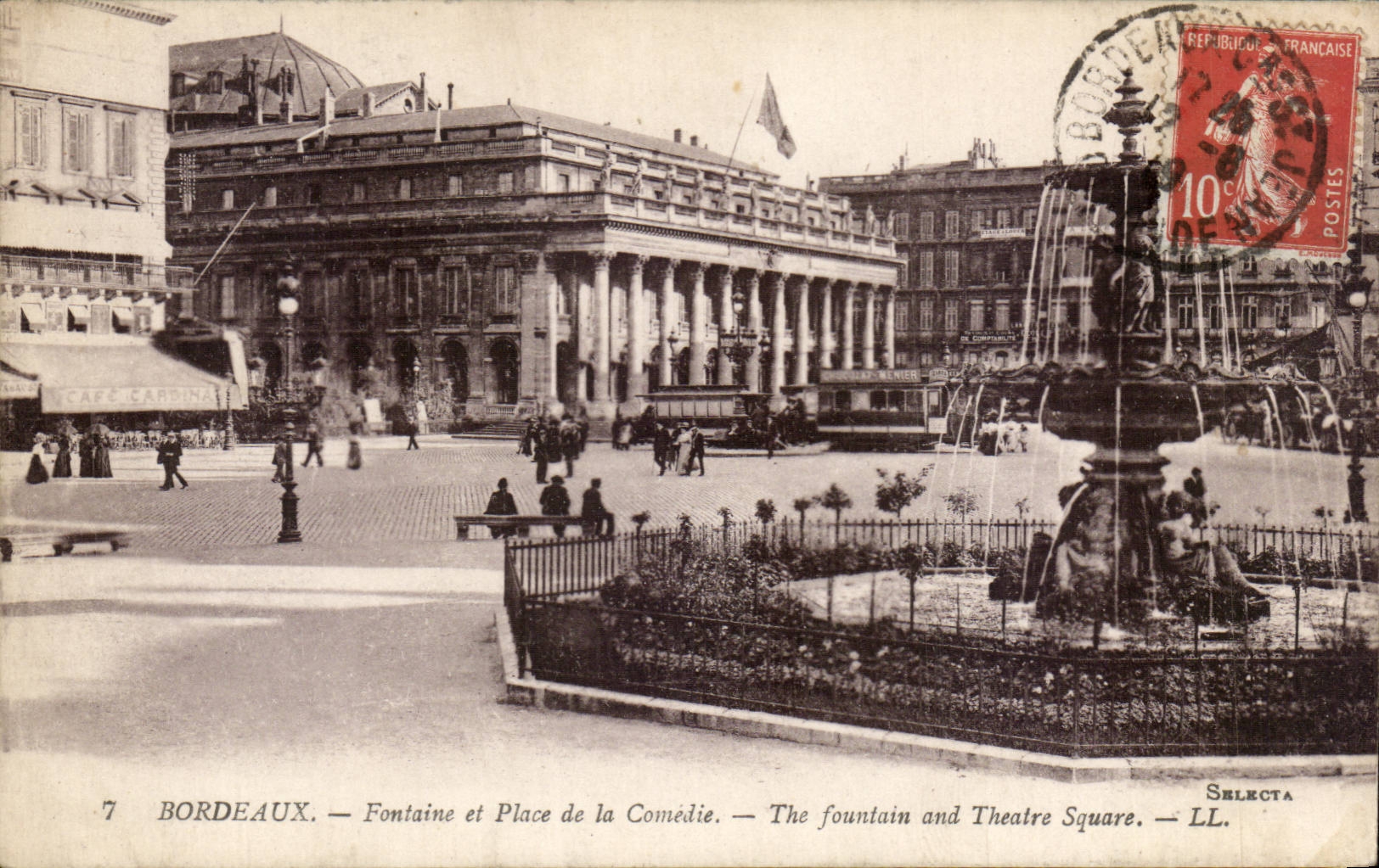 CPA Bordeaux Fountain and place of the Comedy