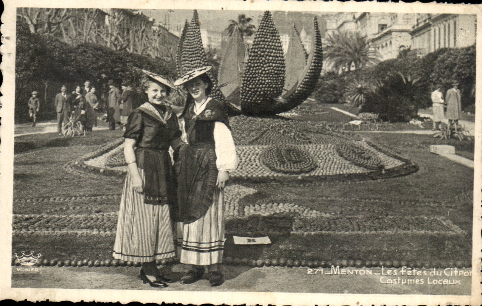 CPA Menton festivals of the lemon local Costumes Folklore