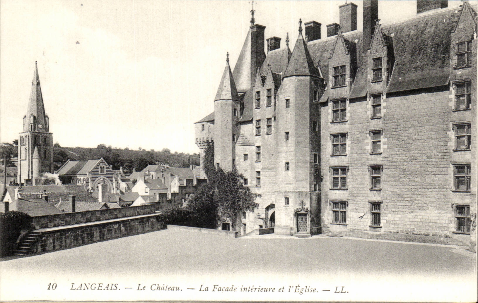 CPA Langeais Le chateau La facade interieure de l'eglise