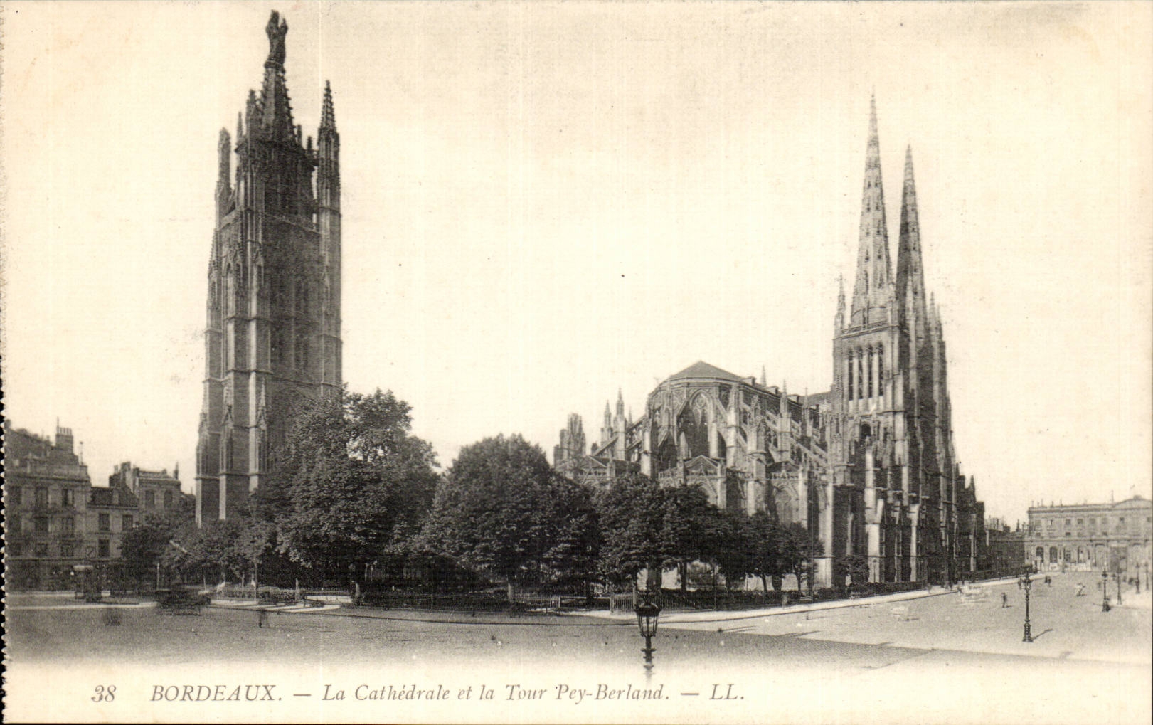 CPA Bordeaux the cathedral and the tower Pey Berland