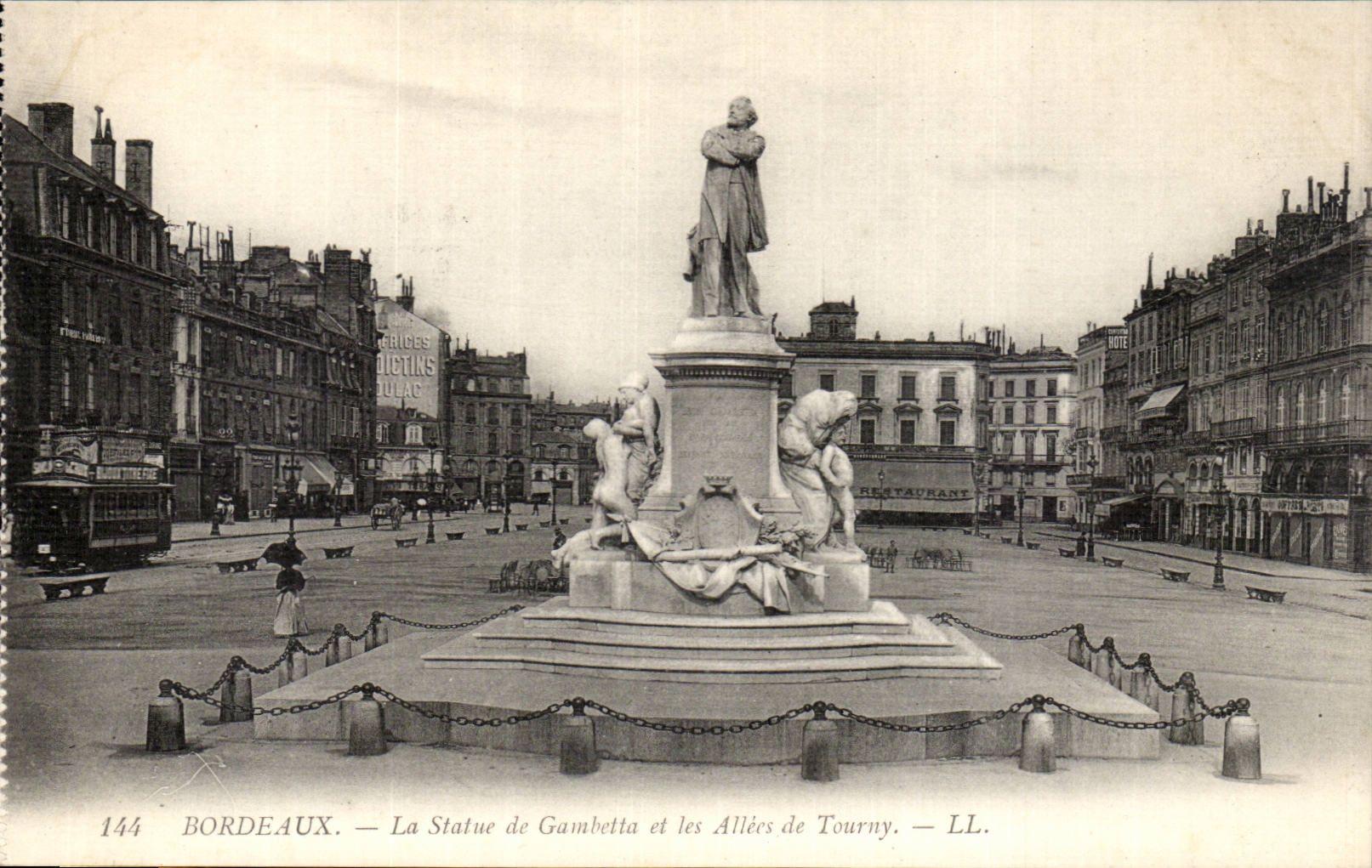 CPA Bordeaux Statue of Gambetta and alleys of Tourny