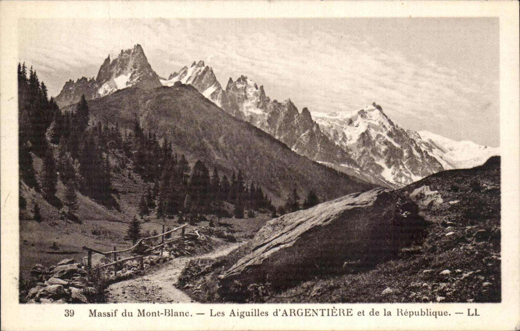 CPA Mountain of the Mount Blanc aiguills of Argentiere and of the Republic