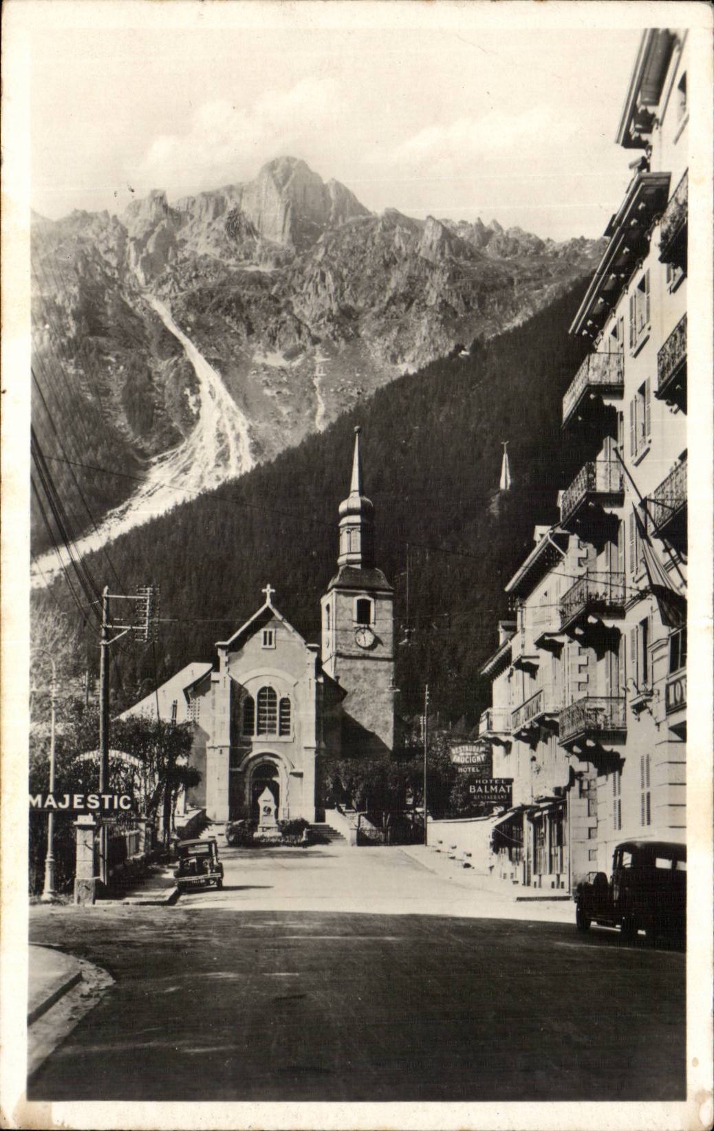 CPA Chamonix La place de l'eglise et le Brevent