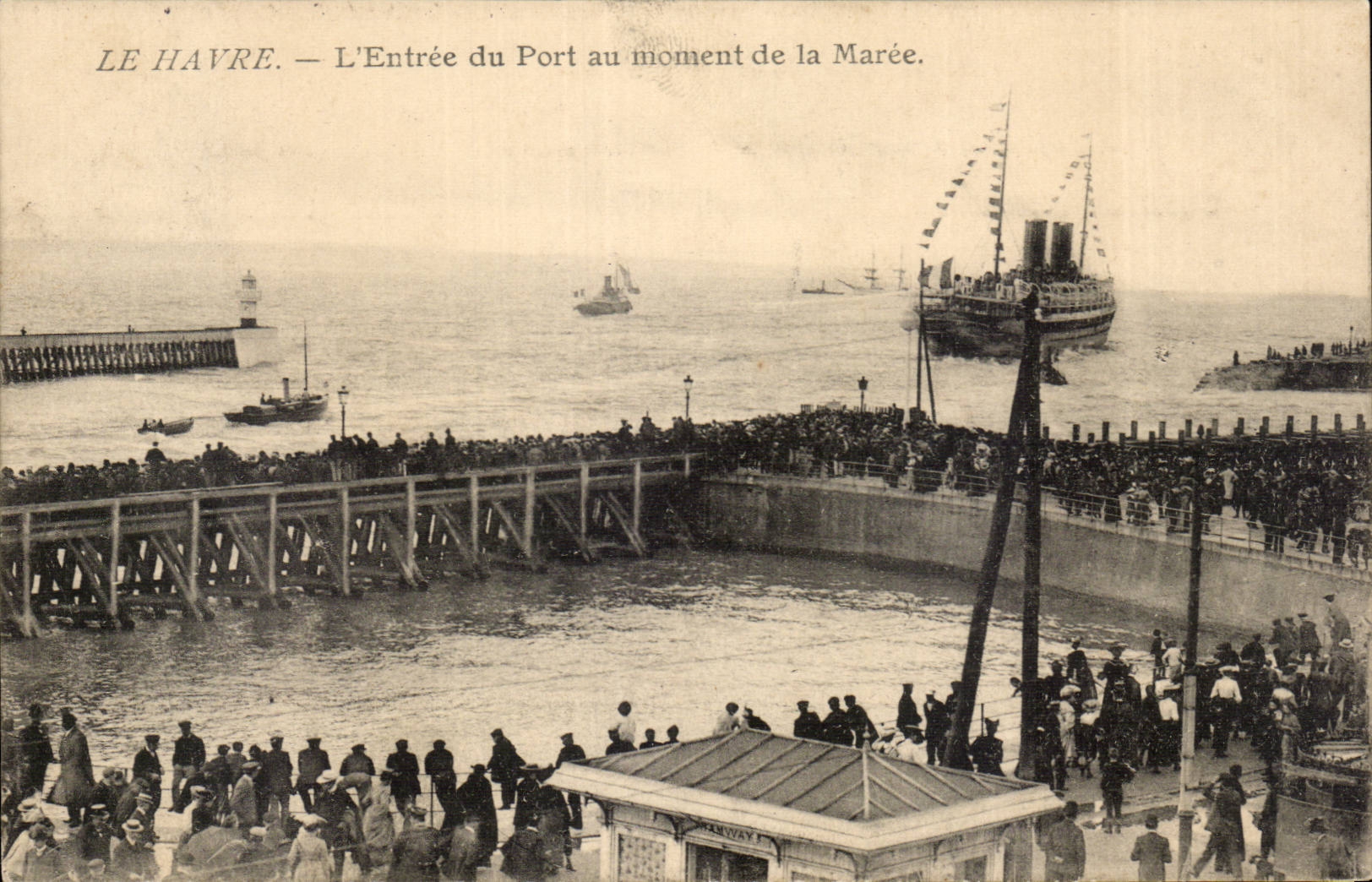CPA Le Havre Entering of the port at the time of the tide