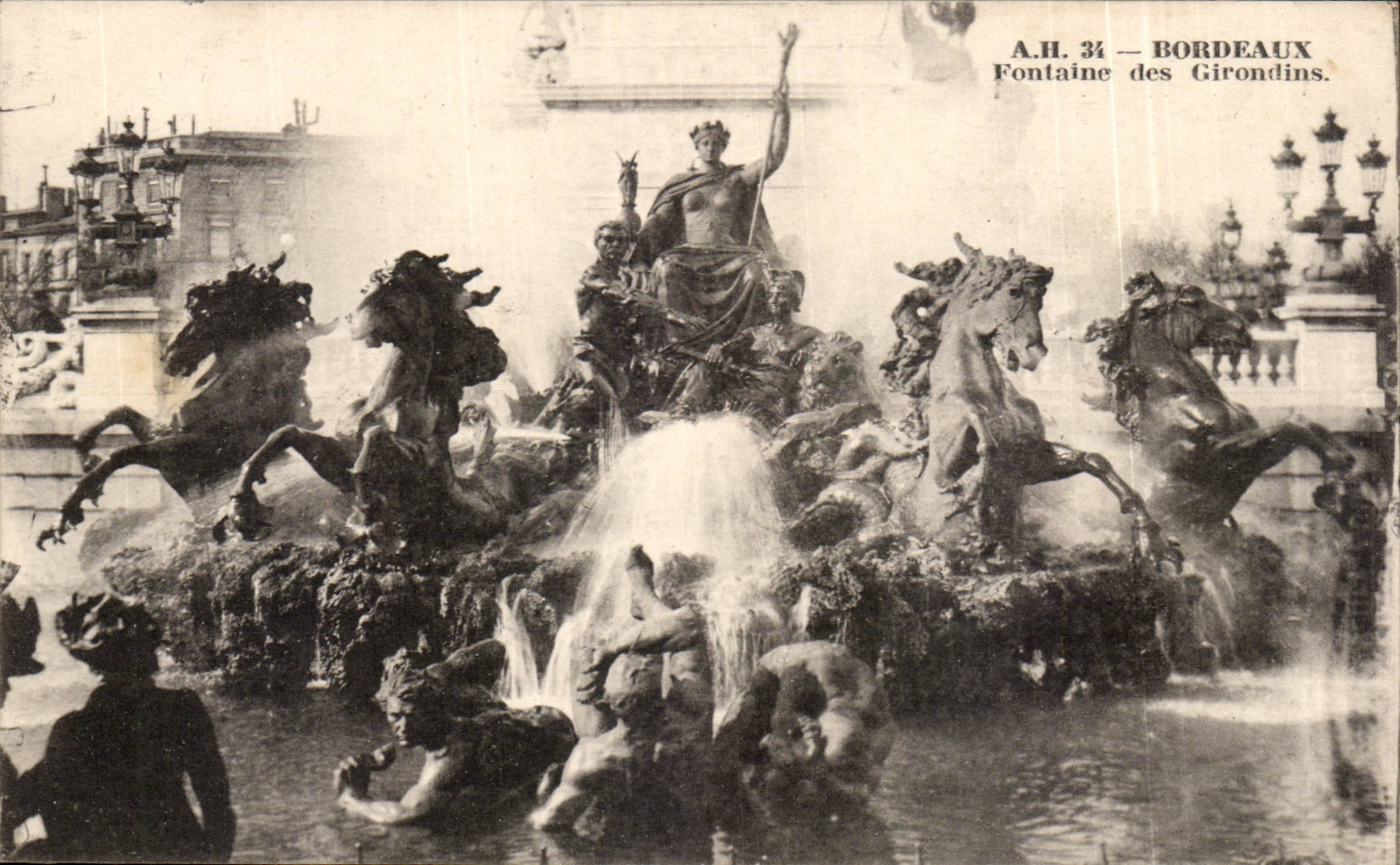 CPA Bordeaux Fountain of the Of Gironde ones