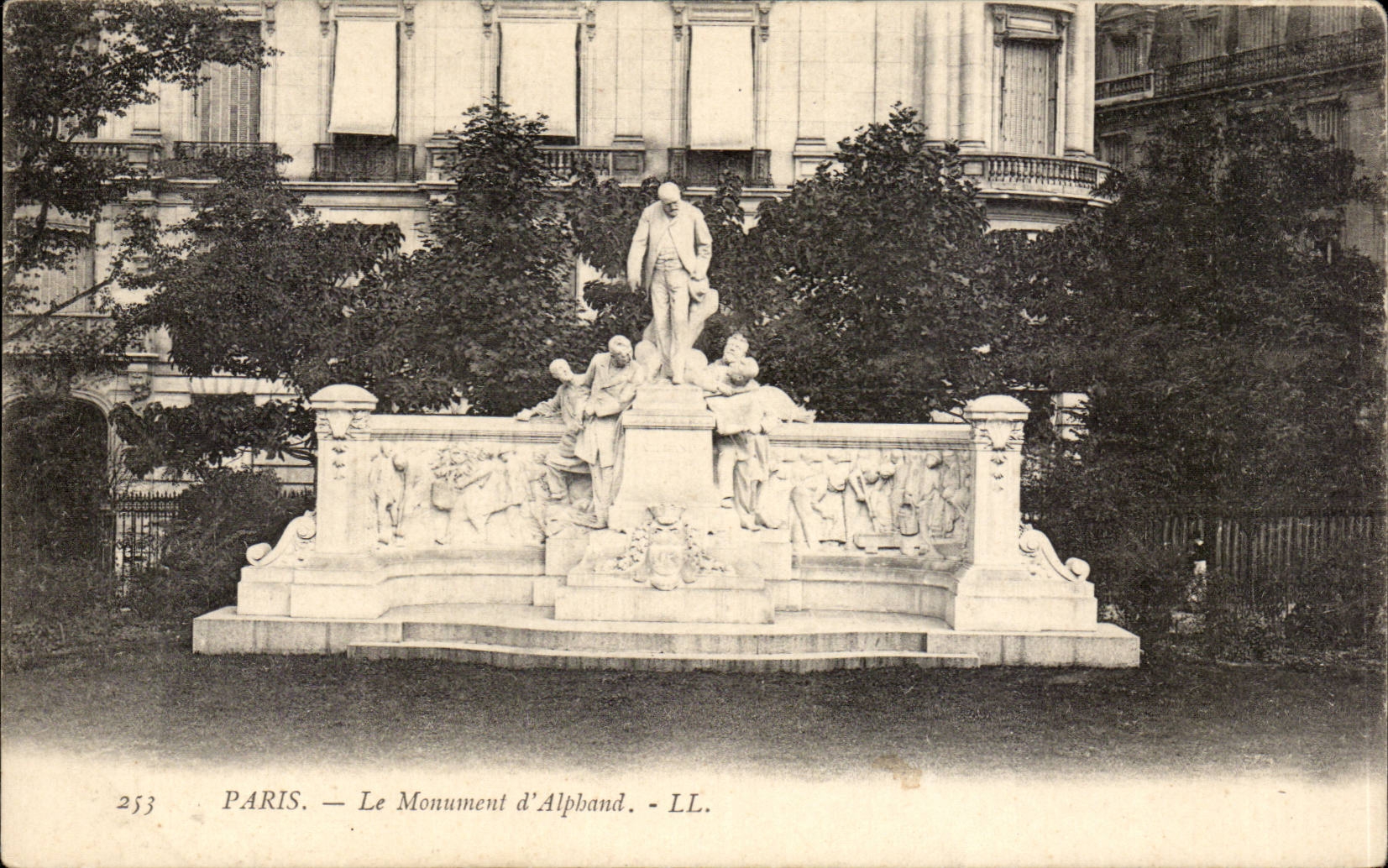 CPA Paris Le monument d'Alphand