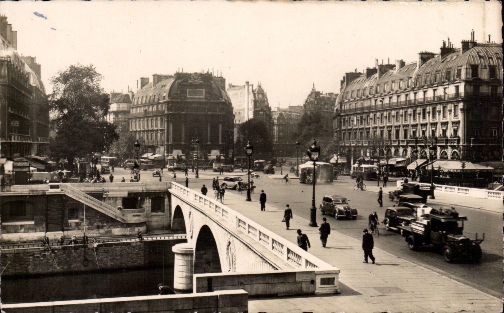 Paris CPA Places St Michel and the bridge