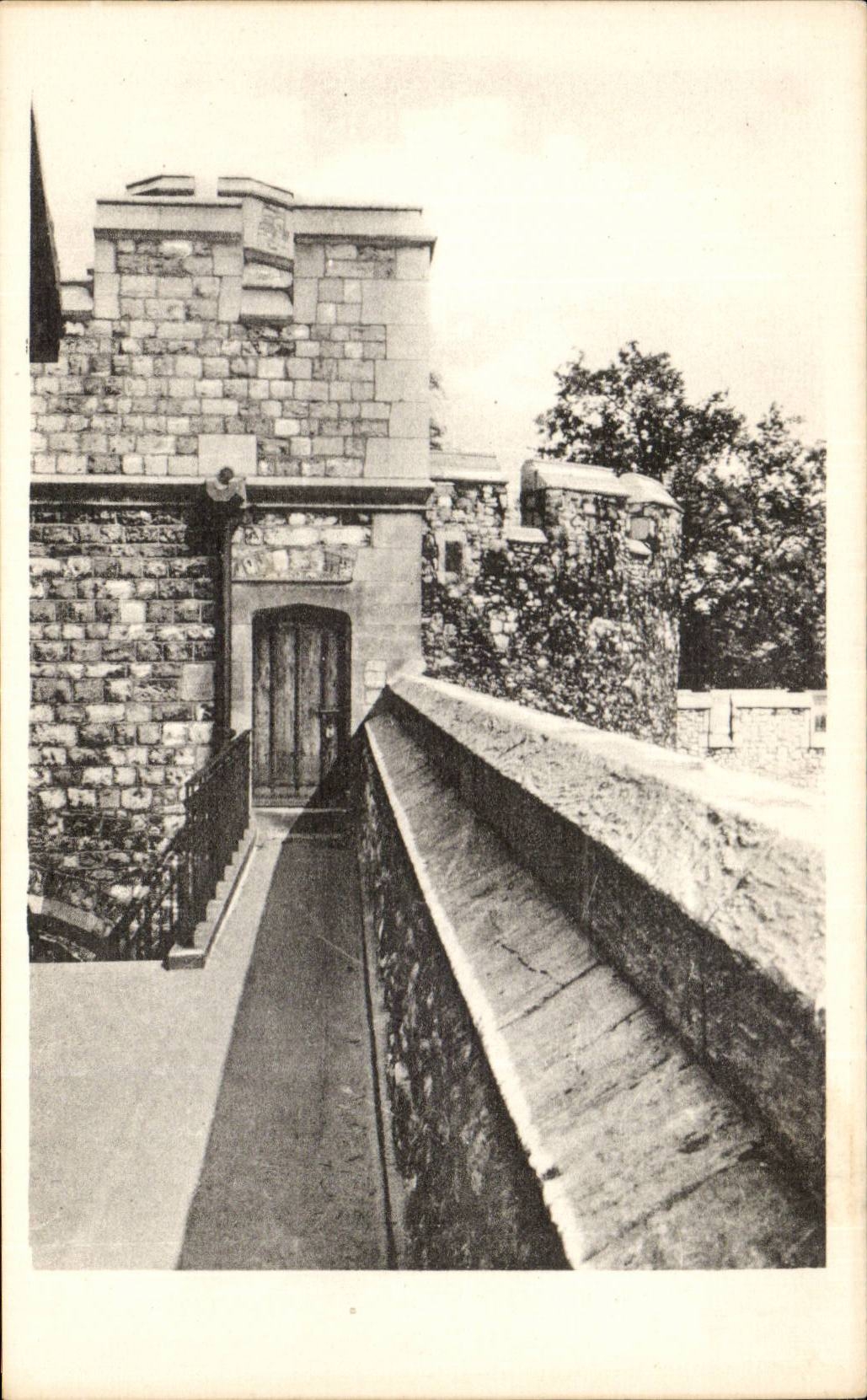 CPA Great Britain London London Tower off London The bloody tower Raleigh' S walk