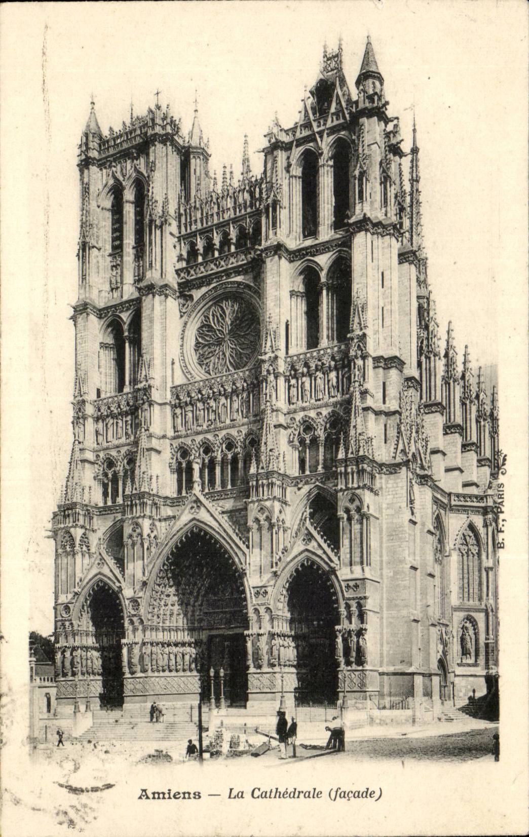 CPA Amiens the cathedral (frontage)