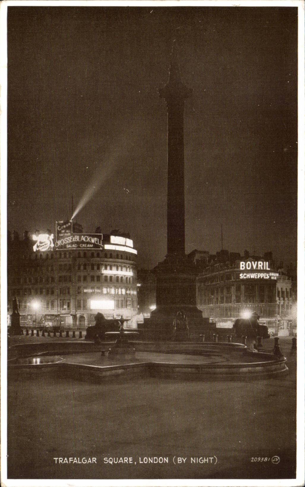 CPA London London Trafalgar Public garden By night
