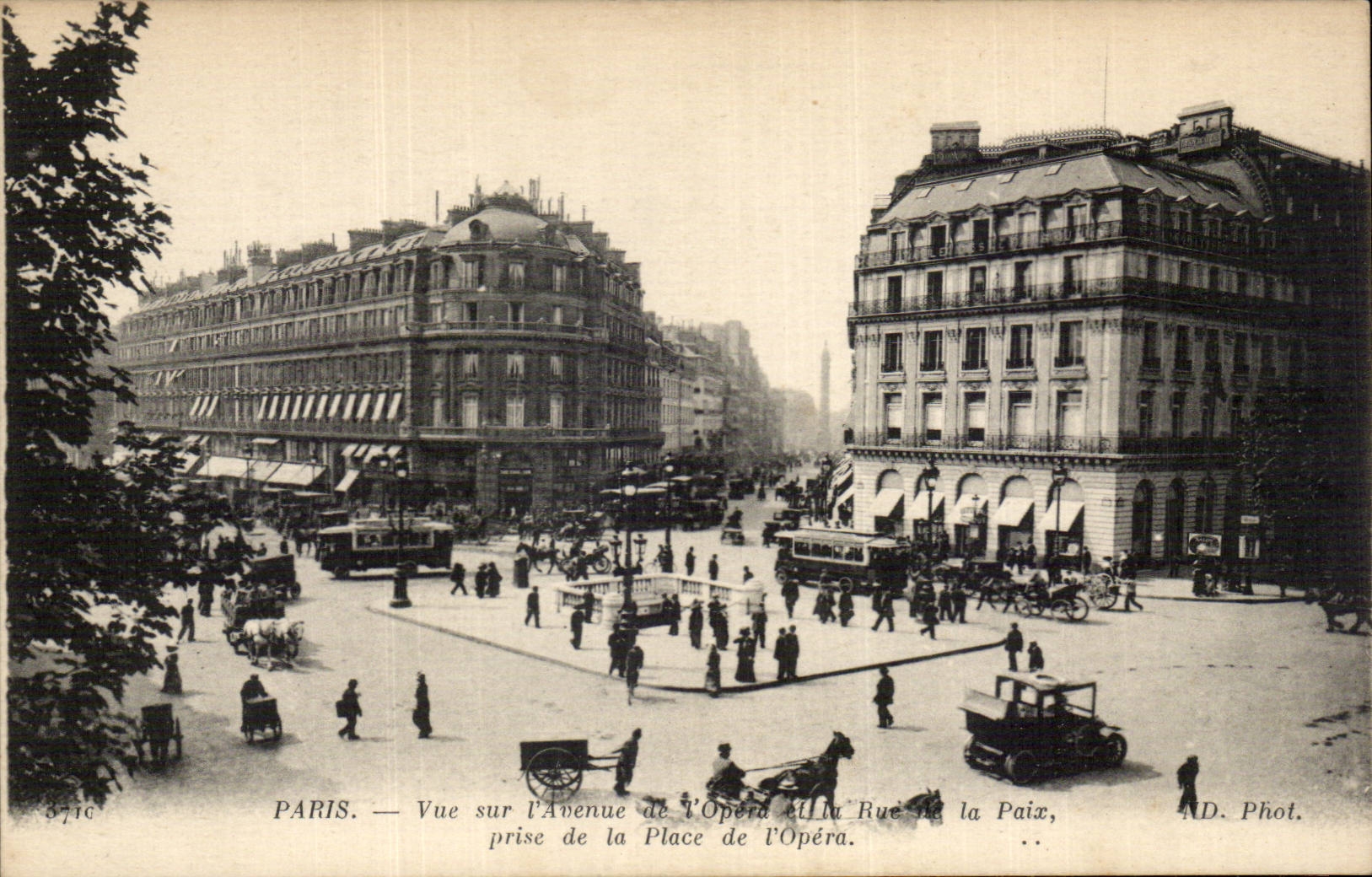 CPA Paris Vue sur L'opera et la rue de la paix prise de la place de l'opera