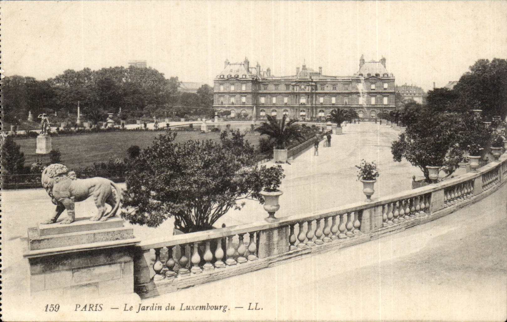 Paris - 6 - Garden of Luxembourg - lion - CPA