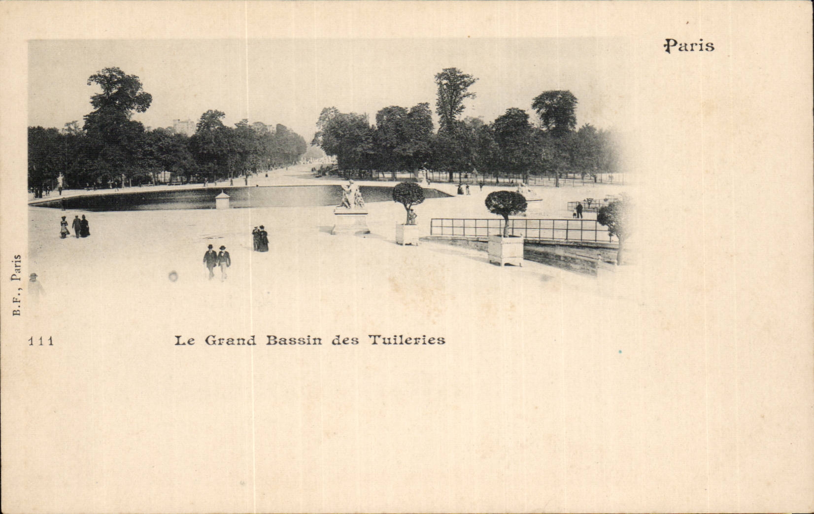 Paris Grand bassin des Tuileries Louvre