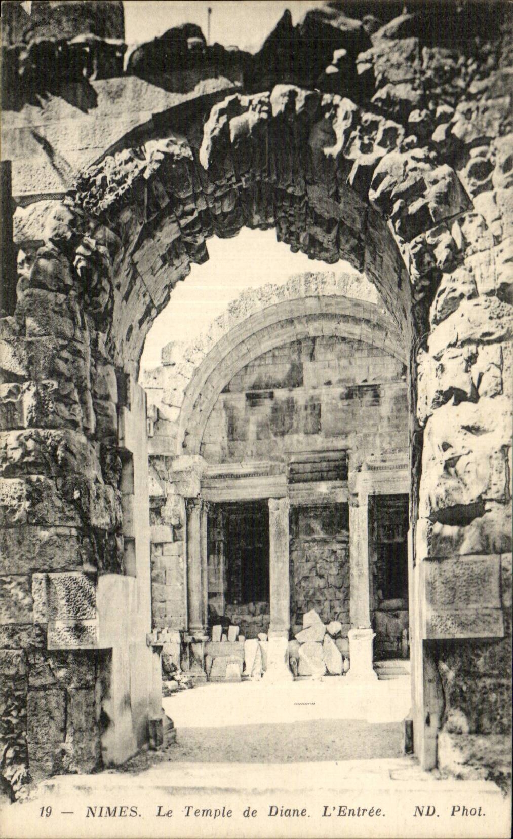 Nimes - der Tempel von Diane - das CPA hinreissen