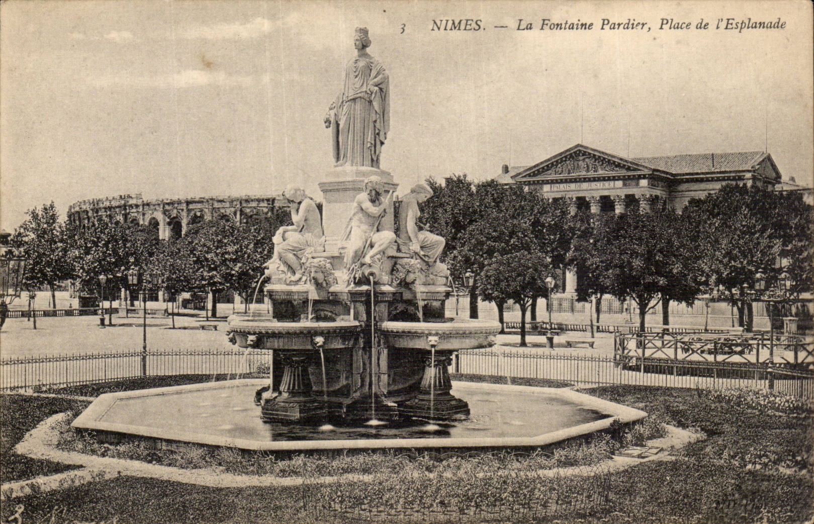 Nimes - der Pardier Brunnen - Ort von Esplanade CPA