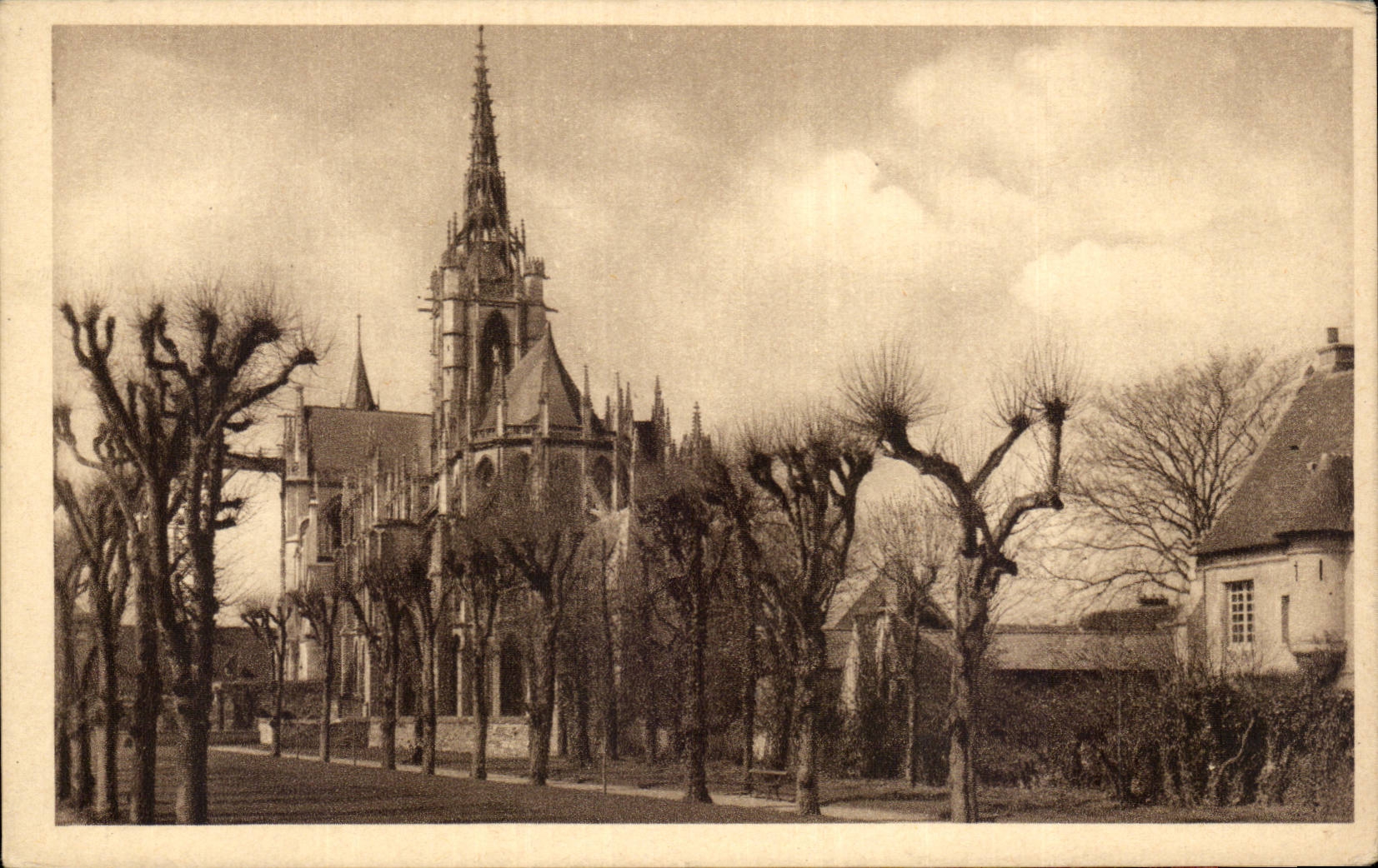 CPA Evreux Apse of the cathedral and garden of the eveche