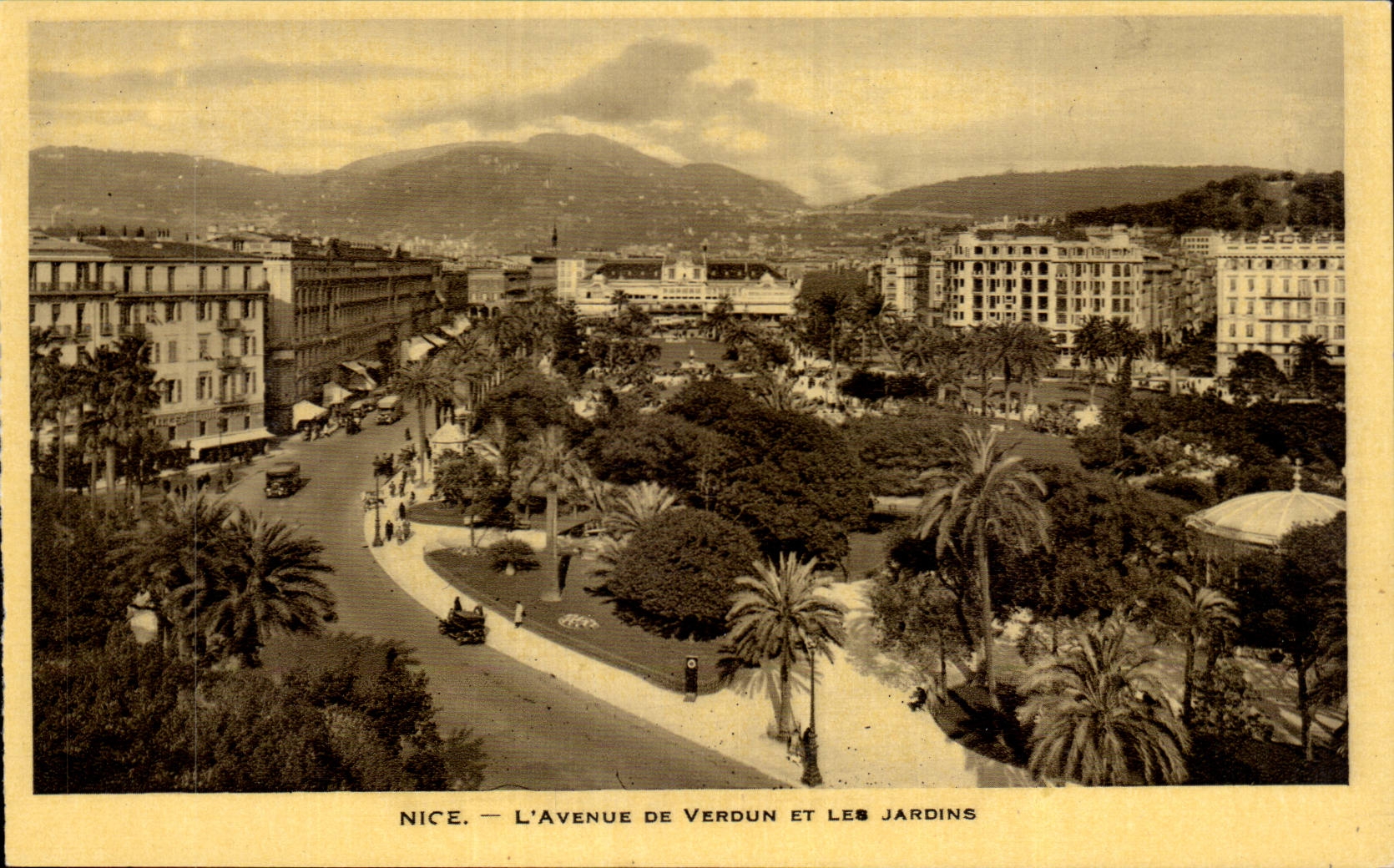 CPA Nice the avenue of Verdun and gardens
