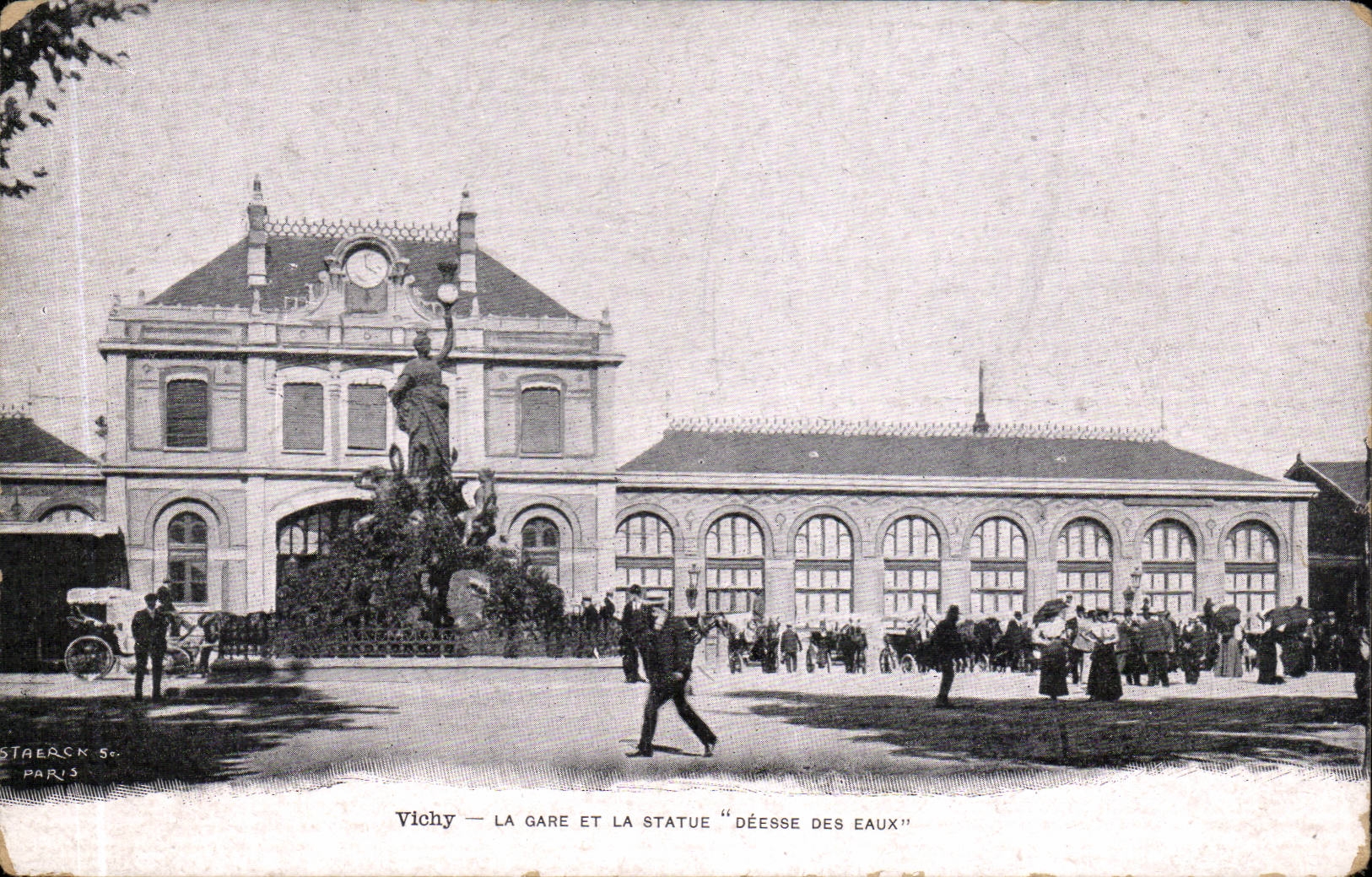 Vichy - La Gare et la Statue Deesse des Eaux - CPA 