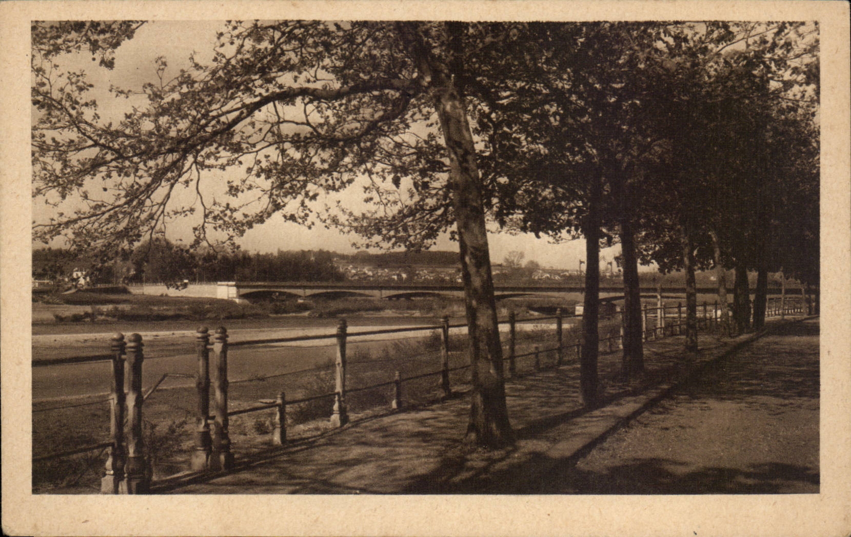 CPA Vichy Le pont sur L'Allier