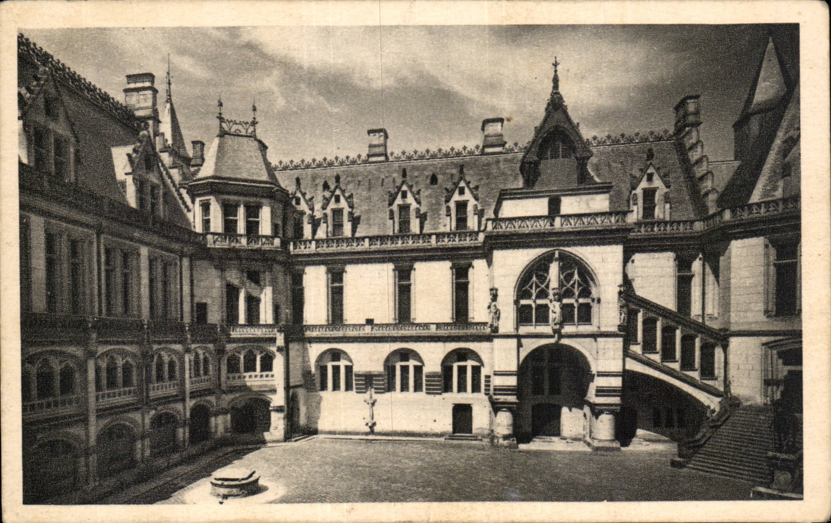 Pierrefonds - Schloss - das Herz der Ehre - CPA
