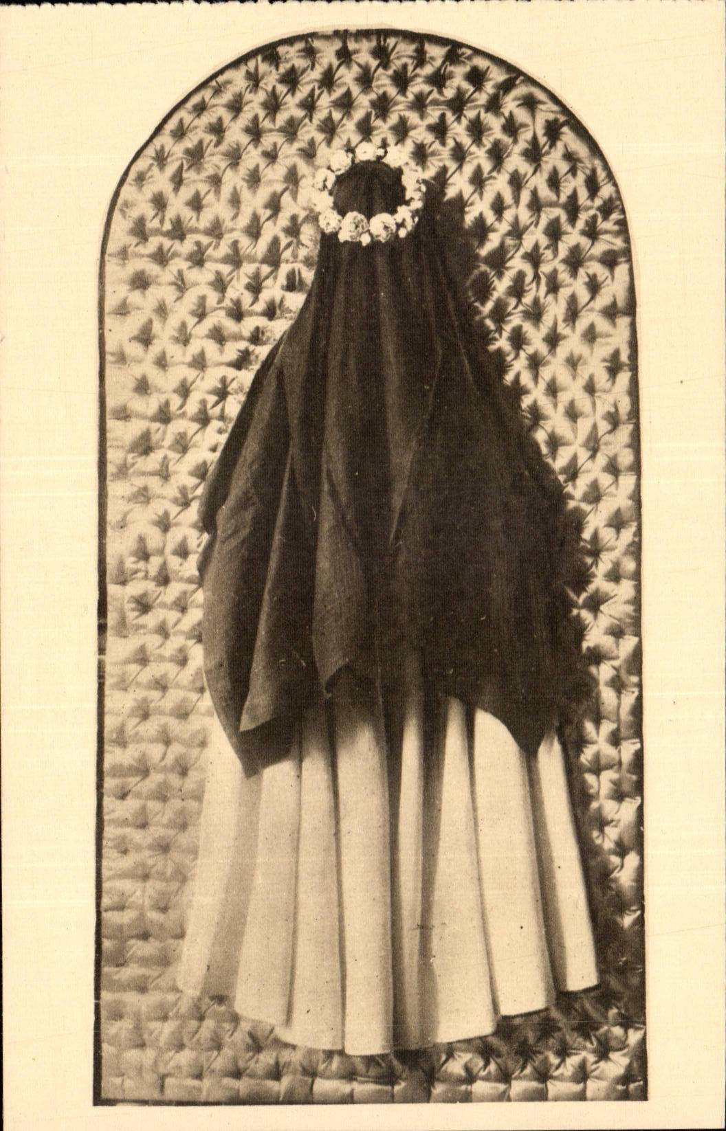 Religion - White Coat and Large Veil of Sainte Therese of the Jesus Child - CPA