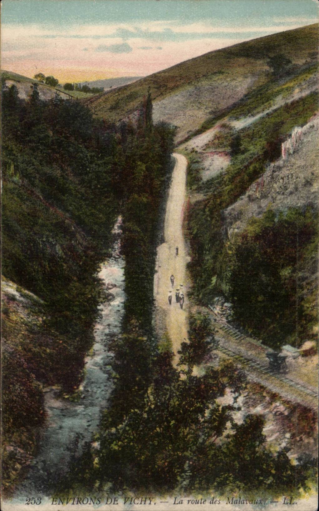 Environs de Vichy - La Route - CPA - CPA 