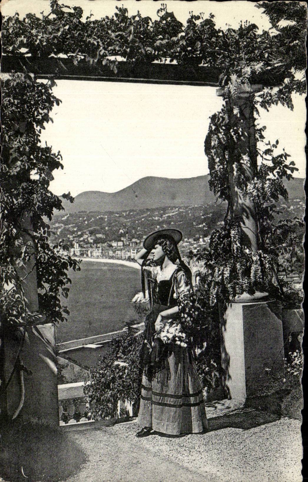 CPA Enters the Pergolas Costume of the country (folklore)