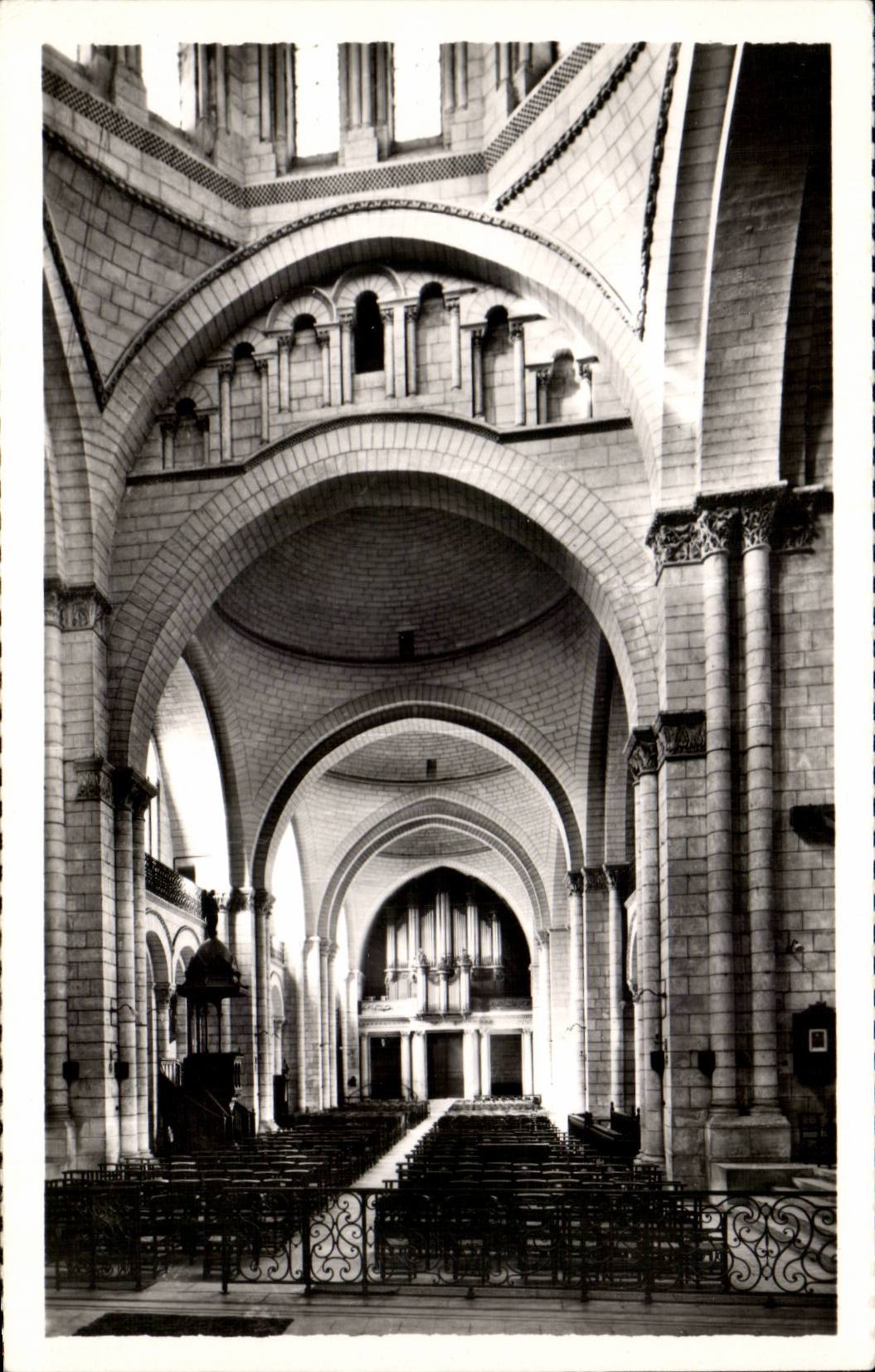 CPSM Cathedrale d'angouleme Interieur vu du choeur