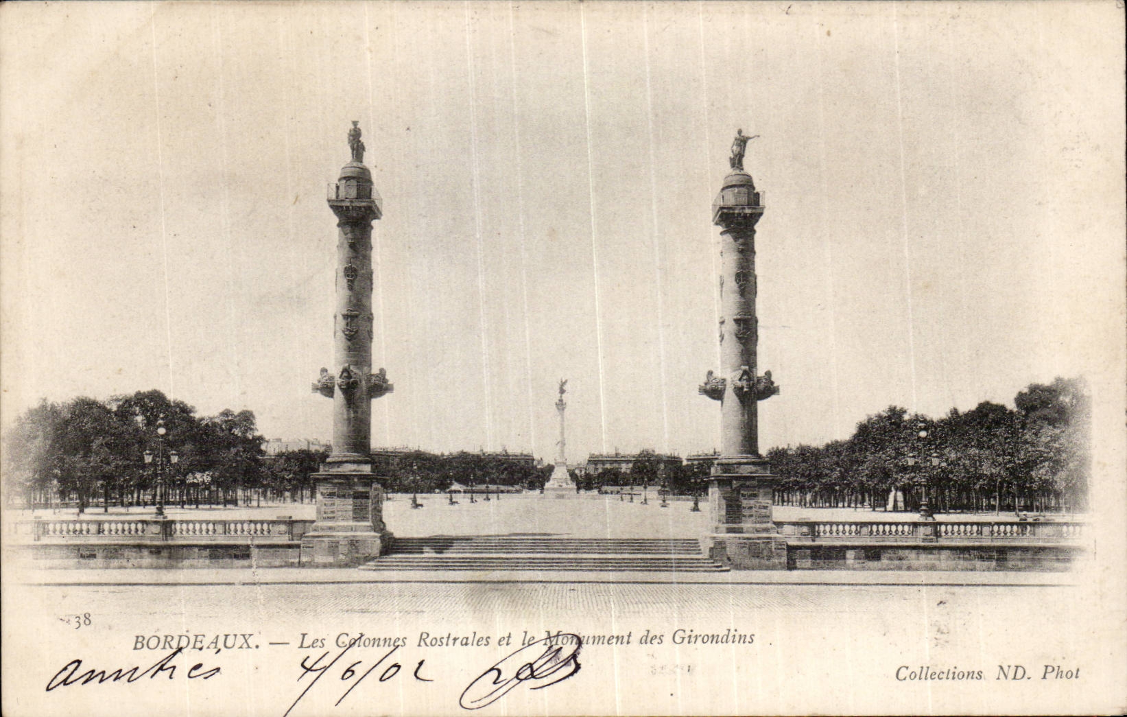 CPA Bordeaux the columns rostrales and the monument of the Of Gironde ones