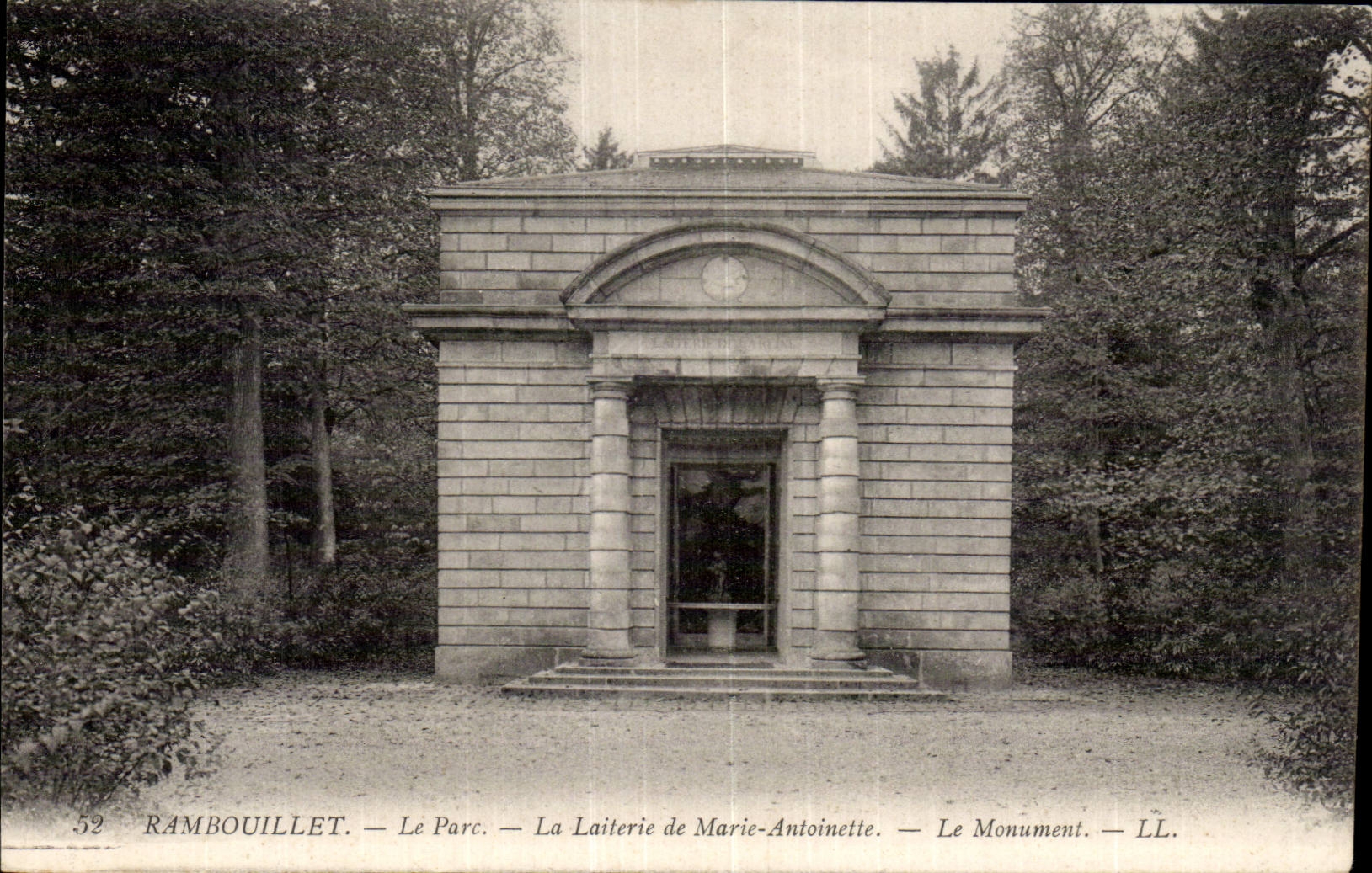 CPSM Rambouillet the park dairy of Marie Antoinette the monument